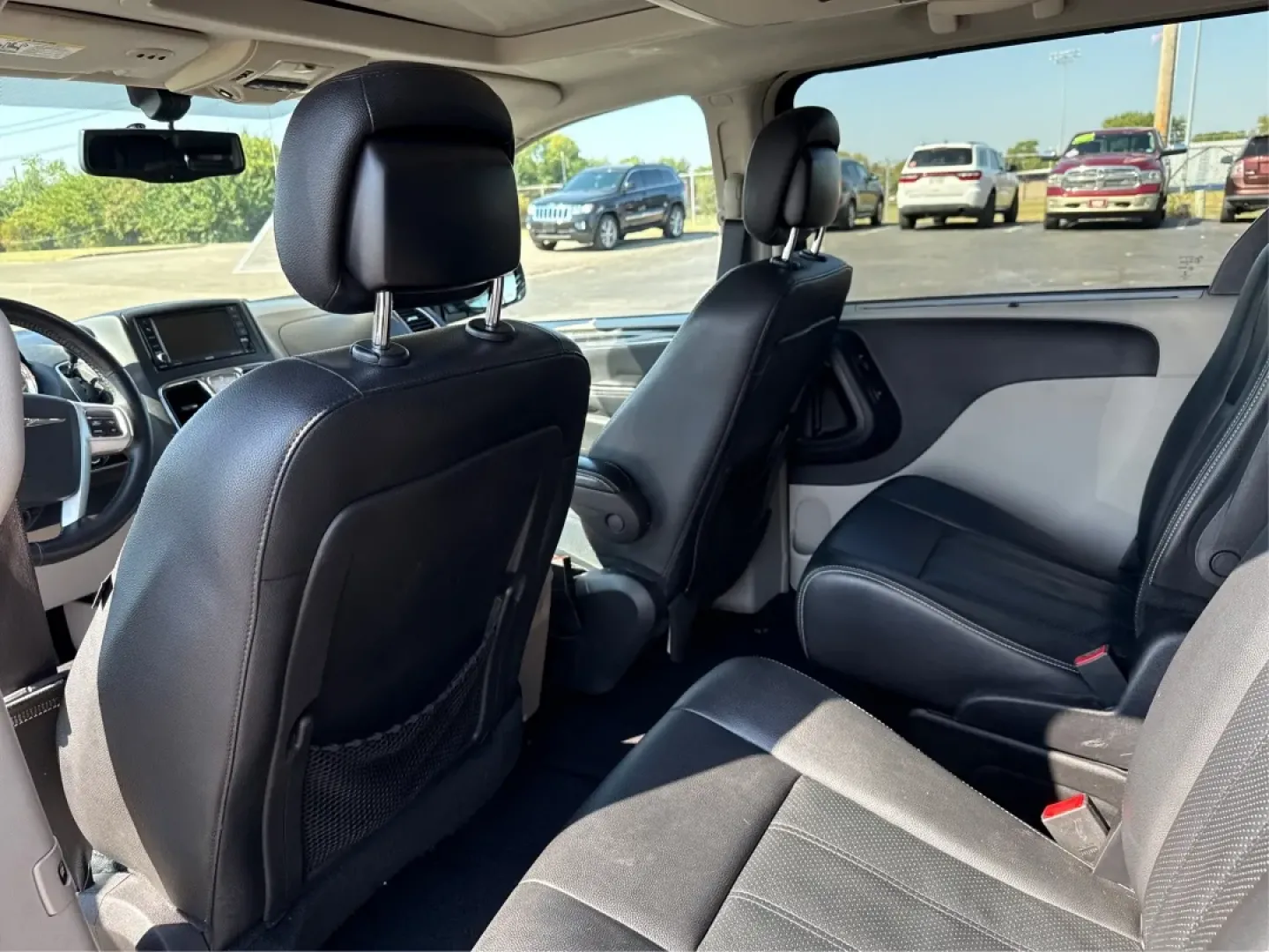 2016 Chrysler Town and Country Touring-L Anniversary Edition (2C4RC1CG2GR) with an Pentastar 3.6L V-6 DOHC engine, located at 401 Woodman Dr, Riverside, OH, 45431, (937) 908-9800, 39.760899, -84.123421 - **Embrace Family Adventures with the 2016 Chrysler Town and Country Touring-L Anniversary Edition**<br /> <br /> At Advantage Car and Credit - Riverside, your family's next adventure starts with the perfect vehicle! Imagine taking your loved ones on unforgettable road trips or creating cherished m - Photo#10