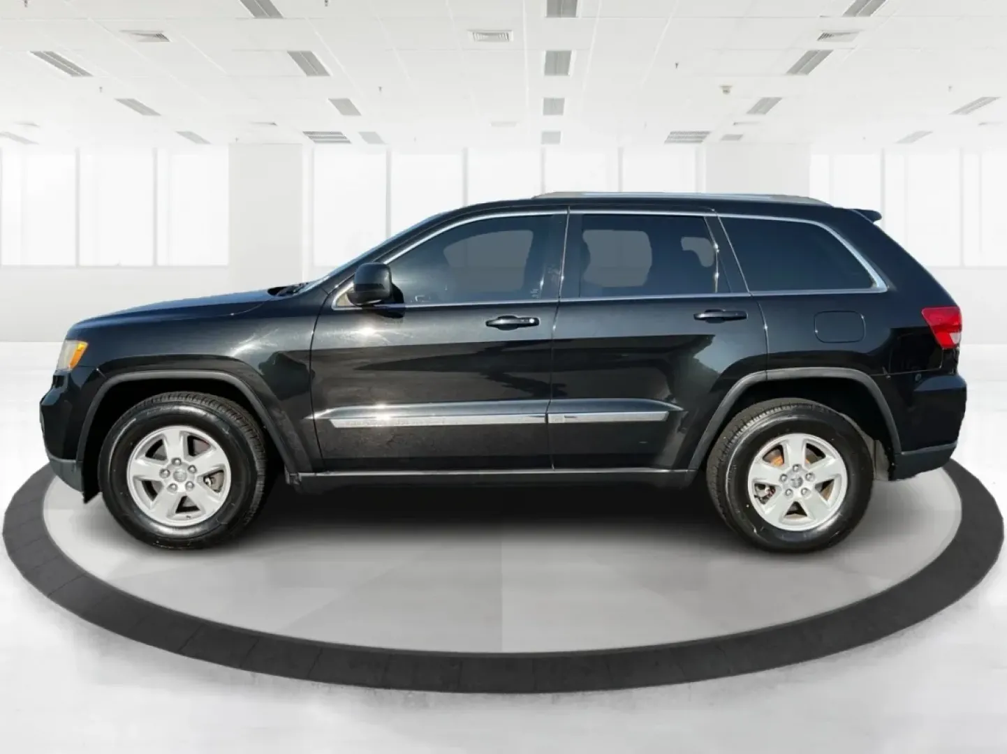 2011 Jeep Grand Cherokee Laredo (1J4RR4GG4BC) with an Other engine, located at 1099 N County Rd 25A, Troy, OH, 45373, (937) 908-9800, 40.057079, -84.212883 - **Adventure Awaits with the 2011 Jeep Grand Cherokee Laredo at Advantage Car and Credit in Troy, OH!**<br /> <br /> Are you ready to elevate your family adventures or weekend getaways? The 2011 Jeep Grand Cherokee Laredo is the SUV that can take you there, whether it's off the beaten path or cruisin - Photo#5