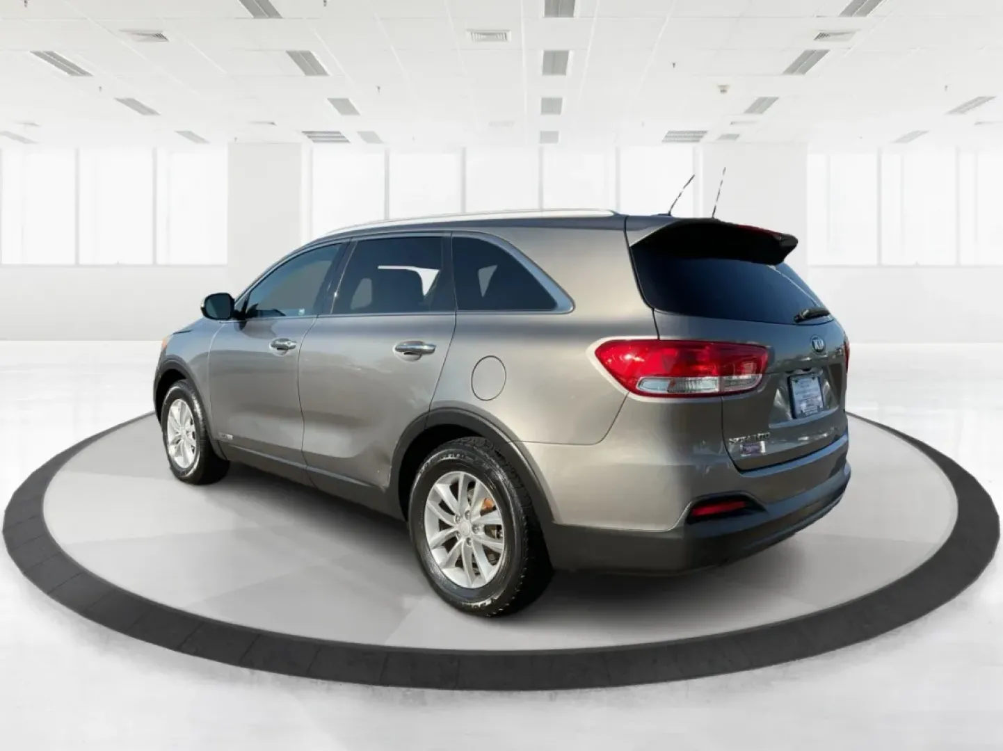 2017 Kia Sorento 3.3L LX (5XYPGDA53HG) with an Lambda II 3.3L V-6 gasoline direct injection engine, located at 1230 East Main St, Xenia, OH, 45385, (937) 908-9800, 39.688026, -83.910172 - **Adventure Awaits in the 2017 Kia Sorento: Your Perfect Family SUV!**<br /> <br /> Are you ready to embark on unforgettable family road trips or weekend getaways? Look no further than the 2017 Kia Sorento, a versatile and comfortable SUV that's perfect for growing families and adventure-seekers ali - Photo#4