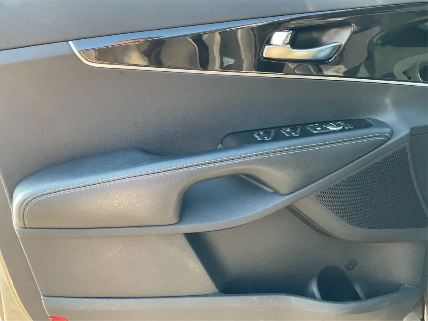 2017 Kia Sorento 3.3L LX (5XYPGDA53HG) with an Lambda II 3.3L V-6 gasoline direct injection engine, located at 1230 East Main St, Xenia, OH, 45385, (937) 908-9800, 39.688026, -83.910172 - **Adventure Awaits in the 2017 Kia Sorento: Your Perfect Family SUV!**<br /> <br /> Are you ready to embark on unforgettable family road trips or weekend getaways? Look no further than the 2017 Kia Sorento, a versatile and comfortable SUV that's perfect for growing families and adventure-seekers ali - Photo#17