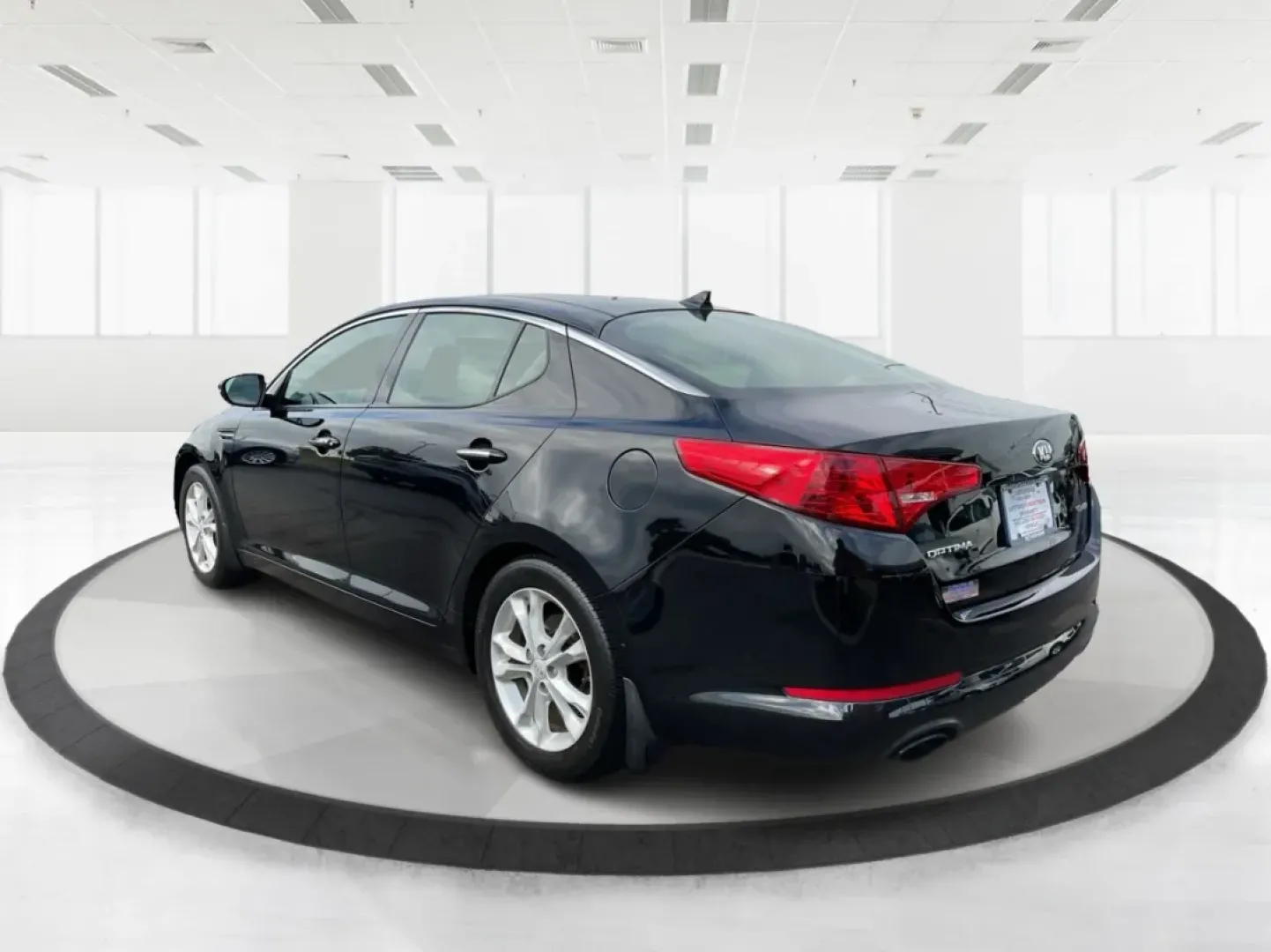 2013 Kia Optima EX (5XXGN4A74DG) with an 2.4L I-4 gasoline direct injection engine, located at 4508 South Dixie Dr, Moraine, OH, 45439, (937) 908-9800, 39.689976, -84.218452 - ### Elevate Your Daily Drive with the 2013 Kia Optima EX at Advantage Car and Credit in Fairborn, OH!<br /> <br /> Are you in search of a reliable sedan that perfectly balances style, comfort, and advanced features? Look no further than the 2013 Kia Optima EX, now available at Advantage Car and Cred - Photo#4
