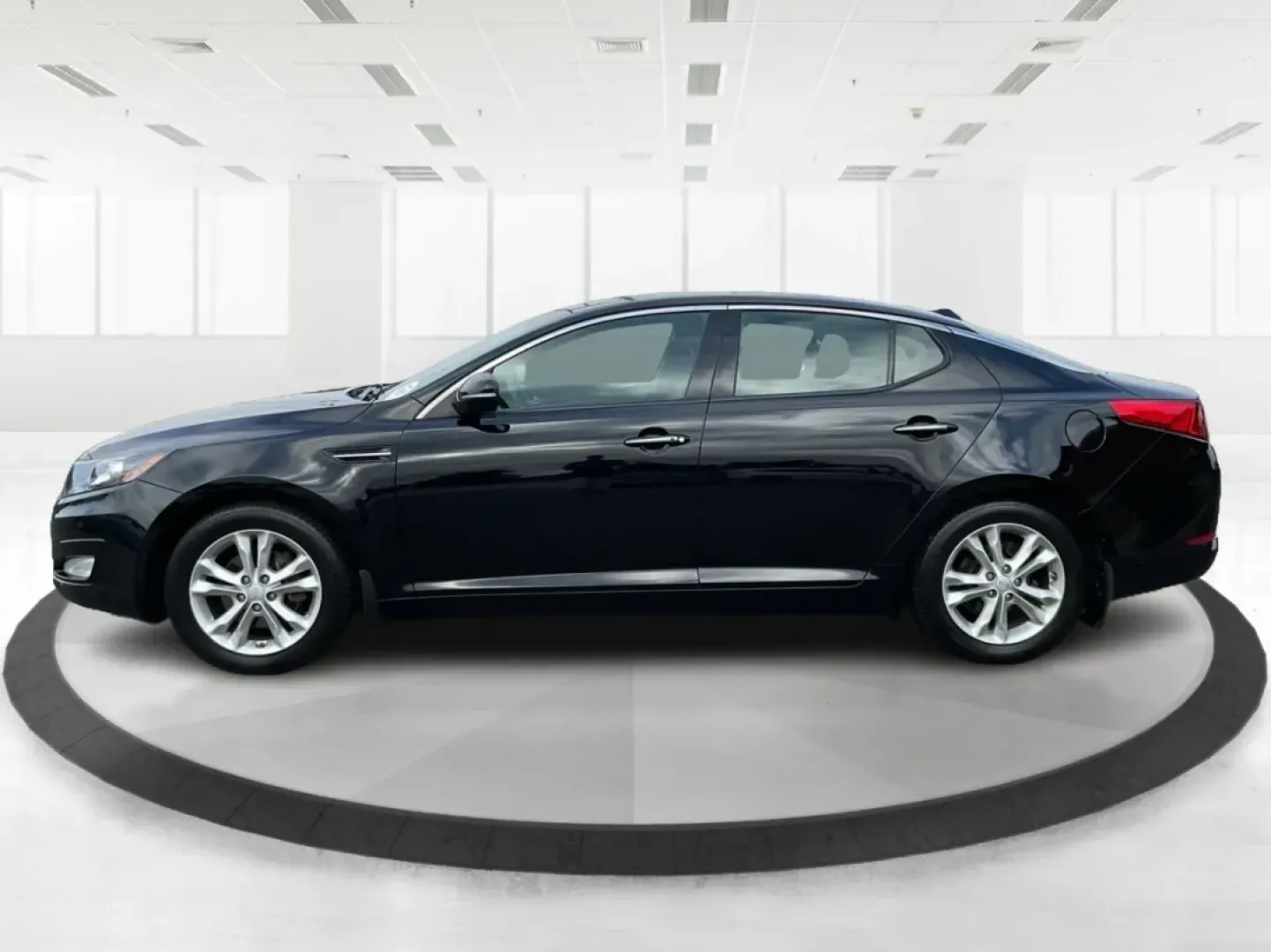2013 Kia Optima EX (5XXGN4A74DG) with an 2.4L I-4 gasoline direct injection engine, located at 4508 South Dixie Dr, Moraine, OH, 45439, (937) 908-9800, 39.689976, -84.218452 - ### Elevate Your Daily Drive with the 2013 Kia Optima EX at Advantage Car and Credit in Fairborn, OH!<br /> <br /> Are you in search of a reliable sedan that perfectly balances style, comfort, and advanced features? Look no further than the 2013 Kia Optima EX, now available at Advantage Car and Cred - Photo#5