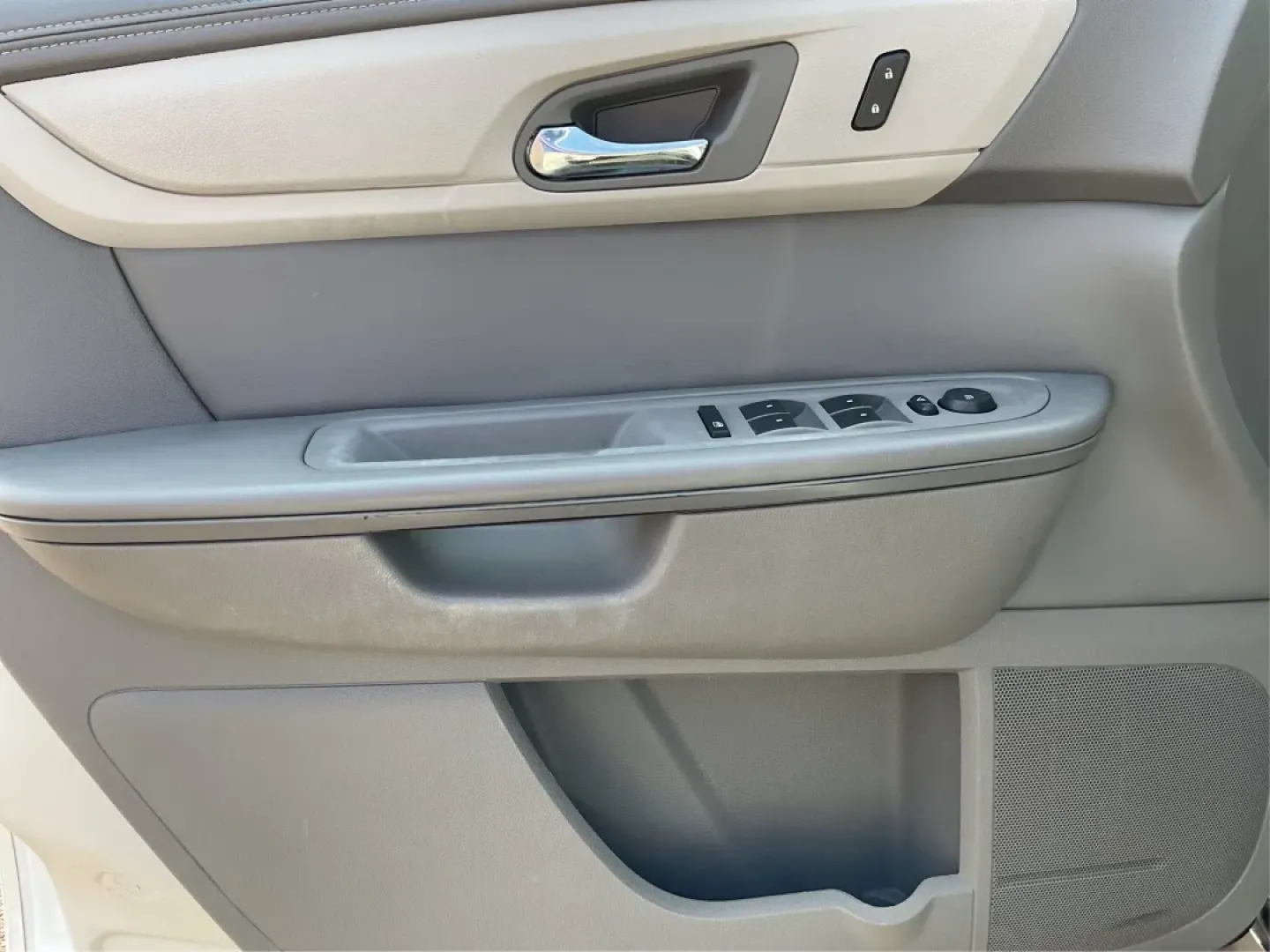 2014 Chevrolet Traverse LS (1GNKVFEDXEJ) with an 3.6L V-6 gasoline direct injection engine, located at 1951 S Dayton Lakeview Rd., New Carlisle, OH, 45344, (937) 908-9800, 39.890999, -84.050255 - **Adventure Awaits with This 2014 Chevrolet Traverse LS at Advantage Car and Credit - Riverside!**<br /> <br /> Are you ready to elevate your family road trips or weekend adventures? Introducing the 2014 Chevrolet Traverse LS-a versatile SUV designed with comfort, safety, and style in mind. This rug - Photo#18