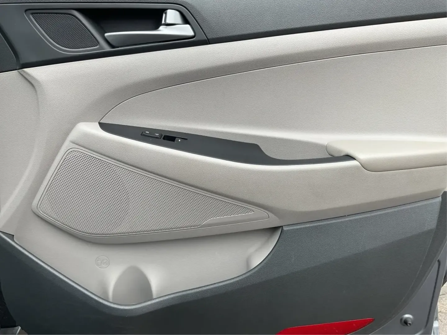 2016 Hyundai Tucson SE (KM8J3CA48GU) with an Nu 2L I-4 gasoline direct injection engine, located at 8750 N County Rd 25A, Piqua, OH, 45356, (937) 908-9800, 40.164391, -84.232513 - Are you ready to embrace a new lifestyle that combines adventure and daily practicality? Look no further than the 2016 Hyundai Tucson SE, available now at Advantage Car and Credit in Moraine, OH. Whether you're a growing family in search of a reliable SUV, a commuter requiring a dependable ride, or - Photo#19