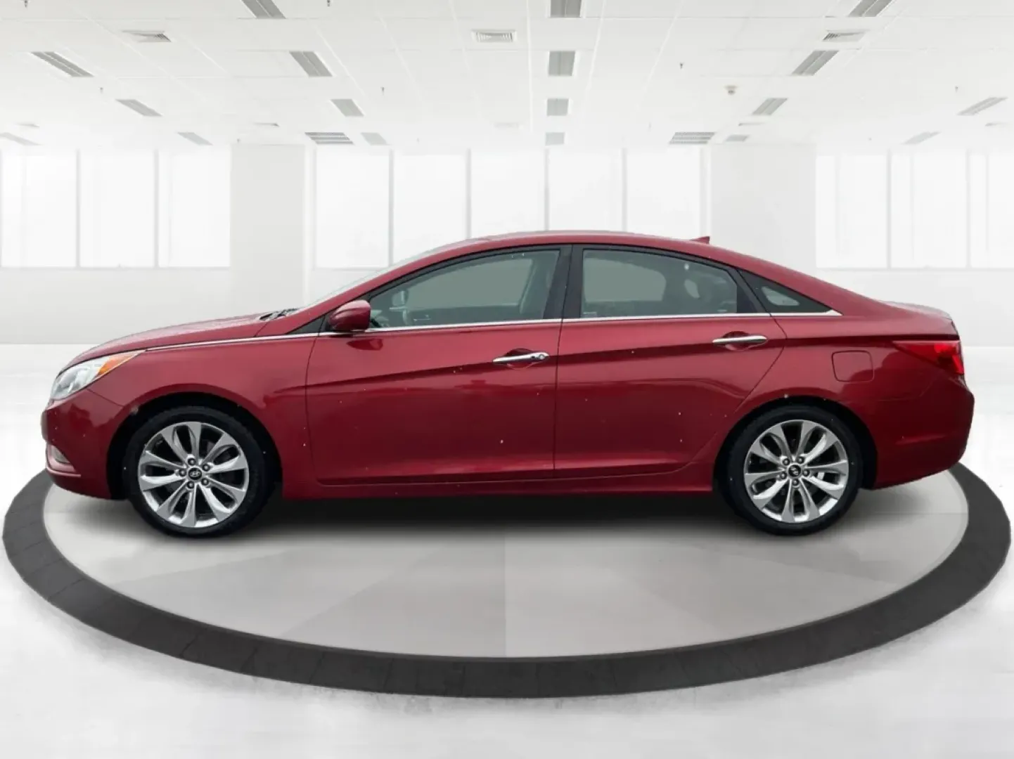 2013 Hyundai Sonata SE (5NPEC4AC1DH) with an 2.4L I-4 gasoline direct injection engine, located at 1951 S Dayton Lakeview Rd., New Carlisle, OH, 45344, (937) 908-9800, 39.890999, -84.050255 - Are you ready to elevate your daily commute or weekend adventures? The 2013 Hyundai Sonata SE is not just a vehicle; it's a lifestyle choice that seamlessly blends comfort, style, and practicality. Ideal for budget-conscious buyers seeking reliable transportation, this sedan is perfect for everythin - Photo#5