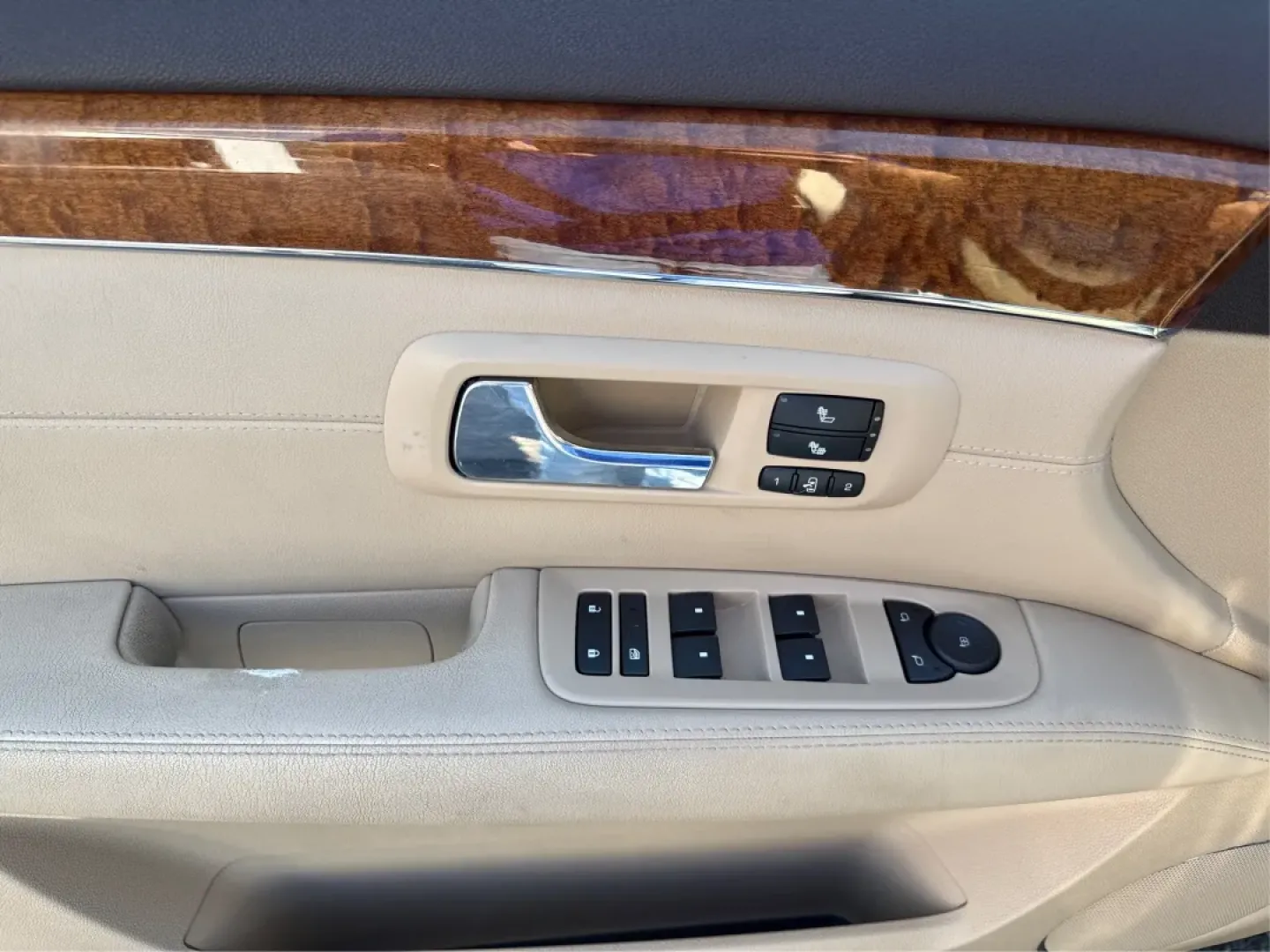 2008 Cadillac SRX V6 (1GYEE437X80) with an 3.6L V-6 DOHC engine, located at 1230 East Main St, Xenia, OH, 45385, (937) 908-9800, 39.688026, -83.910172 - **Discover Luxury and Versatility with the 2008 Cadillac SRX at Advantage Car and Credit Xenia**<br /> <br /> Are you looking for a vehicle that seamlessly blends luxury with practicality? The 2008 Cadillac SRX is the perfect companion for those who desire a comfortable ride for their family, want - Photo#18