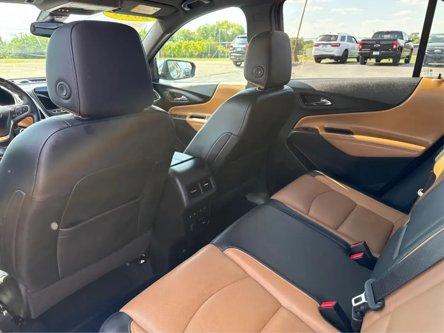 2018 Chevrolet Equinox Premier (2GNAXVEV0J6) with an 1.5L I-4 gasoline direct injection engine, located at 880 E. National Road, Vandalia, OH, 45377, (937) 908-9800, 39.891918, -84.183594 - **Discover Your Next Adventure with the 2018 Chevrolet Equinox at Advantage Car and Credit - Vandalia!**<br /> <br /> Are you ready to elevate your driving experience and embrace a lifestyle filled with excitement and exploration? Look no further than our stunning 2018 Chevrolet Equinox Premier at A - Photo#10