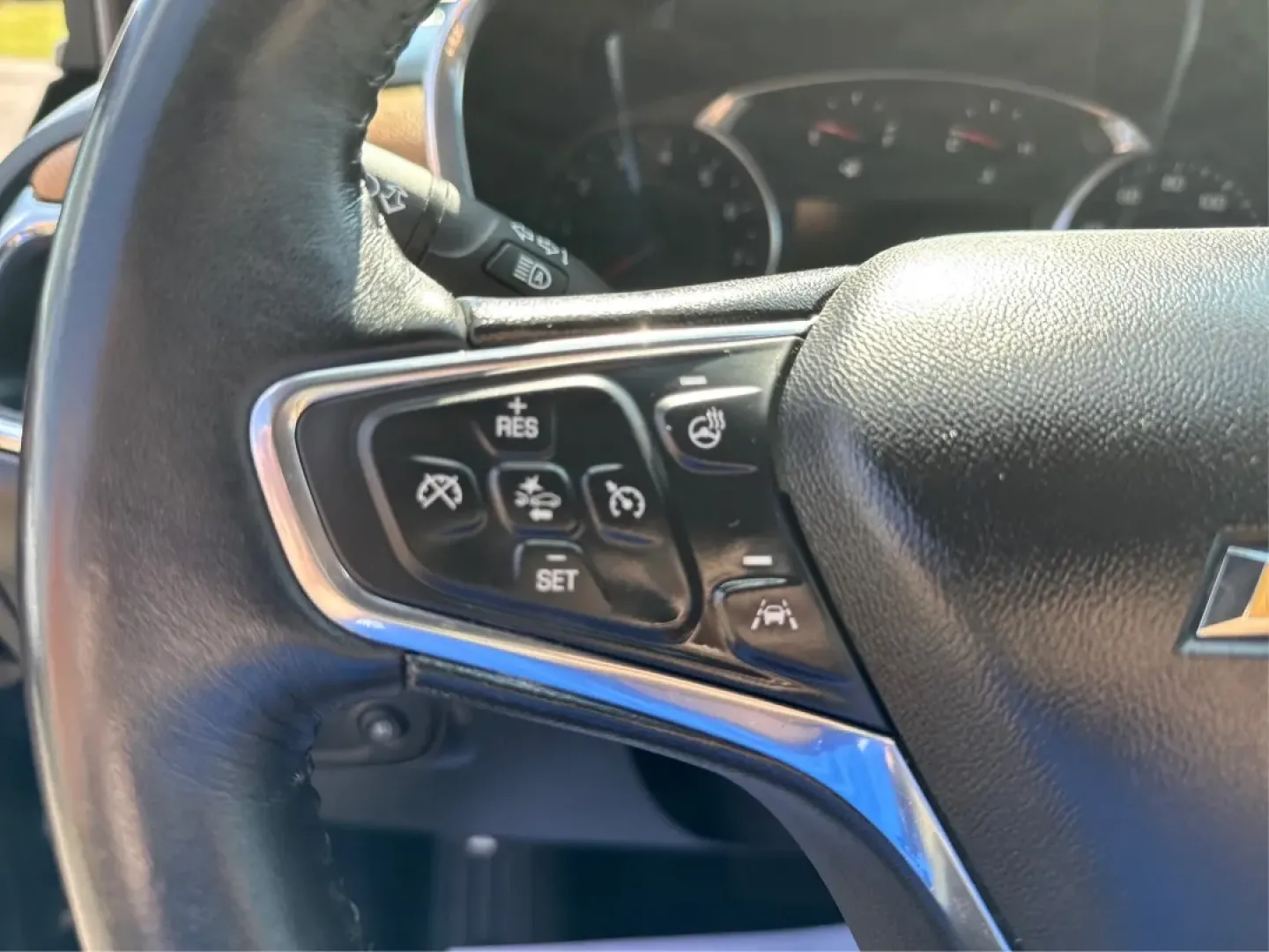 2018 Chevrolet Equinox Premier (2GNAXVEV0J6) with an 1.5L I-4 gasoline direct injection engine, located at 880 E. National Road, Vandalia, OH, 45377, (937) 908-9800, 39.891918, -84.183594 - **Discover Your Next Adventure with the 2018 Chevrolet Equinox at Advantage Car and Credit - Vandalia!**<br /> <br /> Are you ready to elevate your driving experience and embrace a lifestyle filled with excitement and exploration? Look no further than our stunning 2018 Chevrolet Equinox Premier at A - Photo#16