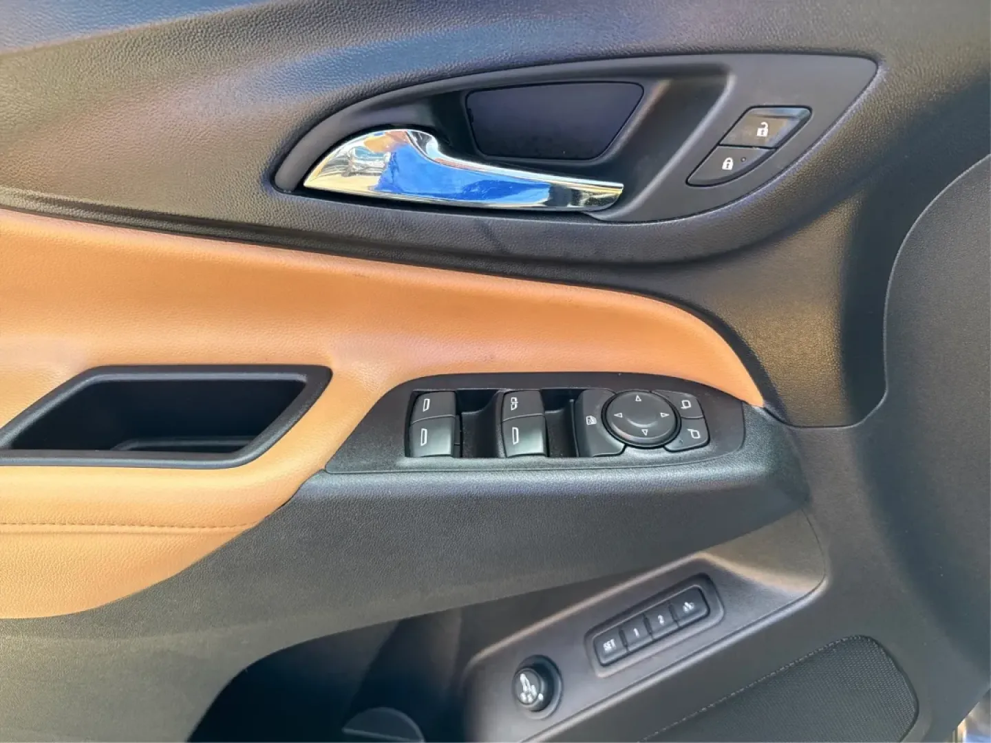 2018 Chevrolet Equinox Premier (2GNAXVEV0J6) with an 1.5L I-4 gasoline direct injection engine, located at 880 E. National Road, Vandalia, OH, 45377, (937) 908-9800, 39.891918, -84.183594 - **Discover Your Next Adventure with the 2018 Chevrolet Equinox at Advantage Car and Credit - Vandalia!**<br /> <br /> Are you ready to elevate your driving experience and embrace a lifestyle filled with excitement and exploration? Look no further than our stunning 2018 Chevrolet Equinox Premier at A - Photo#19