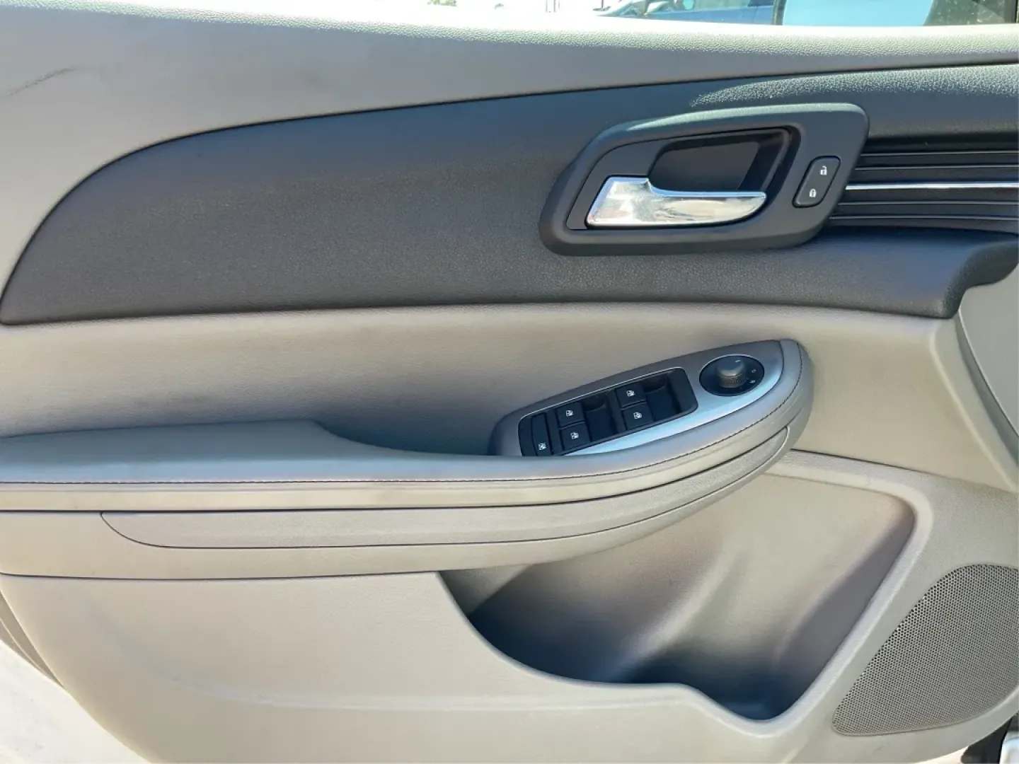 2015 Chevrolet Malibu 1FL (1G11A5SL9FU) with an ECOTEC 2.5L I-4 gasoline direct injection engine, located at 1099 N County Rd 25A, Troy, OH, 45373, (937) 908-9800, 40.057079, -84.212883 - **Discover Your Next Adventure with the 2015 Chevrolet Malibu at Advantage Car and Credit - Troy!**<br /> <br /> Are you in search of a reliable sedan that seamlessly combines style, comfort, and performance for your daily commute? Look no further! The 2015 Chevrolet Malibu 1FL is the perfect vehicl - Photo#19