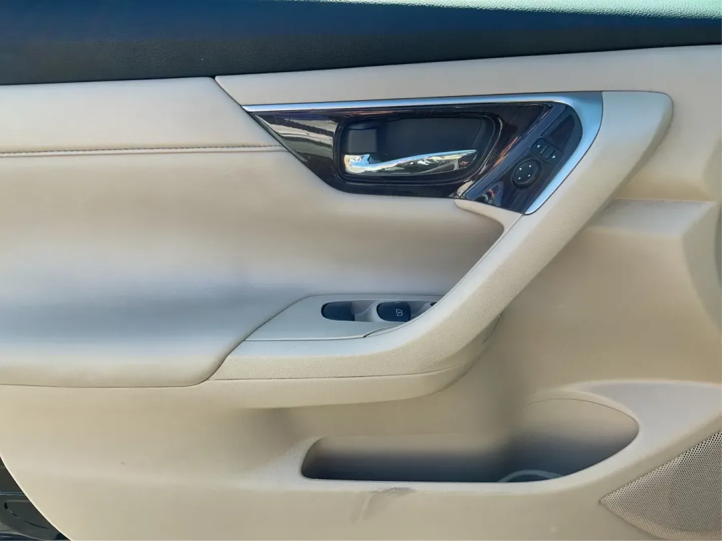 2015 Nissan Altima 2.5 SL (1N4AL3AP7FN) with an 2.5L I-4 DOHC engine, located at 1184 Kauffman Ave, Fairborn, OH, 45324, (937) 908-9800, 39.807072, -84.030914 - **Rev Up Your Lifestyle with the 2015 Nissan Altima 2.5 SL at Advantage Car and Credit!**<br /> <br /> Are you seeking a reliable vehicle that effortlessly merges style, comfort, and performance? Look no further than this stunning 2015 Nissan Altima 2.5 SL, perfect for commuters, families, and weeke - Photo#18