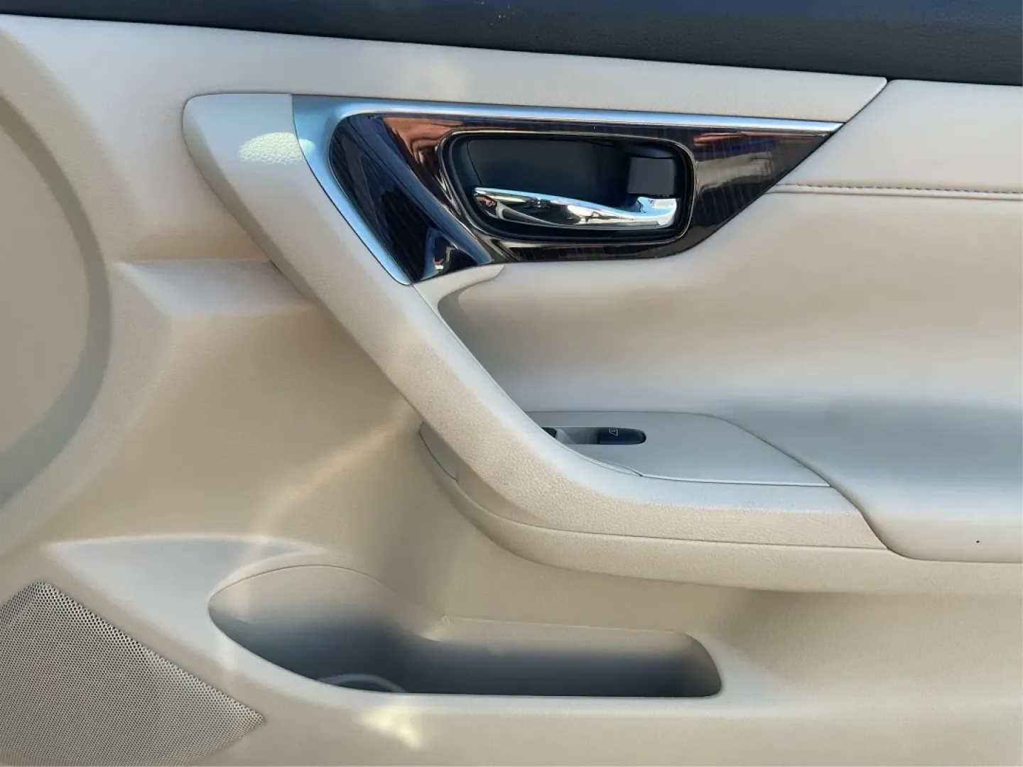 2015 Nissan Altima 2.5 SL (1N4AL3AP7FN) with an 2.5L I-4 DOHC engine, located at 1184 Kauffman Ave, Fairborn, OH, 45324, (937) 908-9800, 39.807072, -84.030914 - **Rev Up Your Lifestyle with the 2015 Nissan Altima 2.5 SL at Advantage Car and Credit!**<br /> <br /> Are you seeking a reliable vehicle that effortlessly merges style, comfort, and performance? Look no further than this stunning 2015 Nissan Altima 2.5 SL, perfect for commuters, families, and weeke - Photo#19