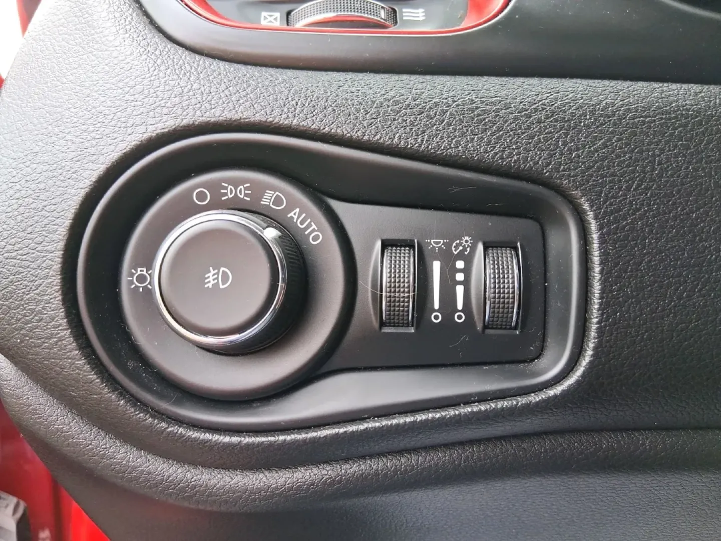 2016 Jeep Renegade Trailhawk (ZACCJBCTXGP) with an Tigershark MultiAir 2.4L I-4 variable valve contro engine, 9A transmission, located at 8750 N County Rd 25A, Piqua, OH, 45356, (937) 908-9800, 40.164391, -84.232513 - **Experience Adventure and Comfort with the 2016 Jeep Renegade Trailhawk!**<br /> <br /> Are you ready to elevate your lifestyle with a versatile vehicle that's perfect for weekend getaways, daily commutes, and everything in between? Look no further than the 2016 Jeep Renegade Trailhawk available at - Photo#17