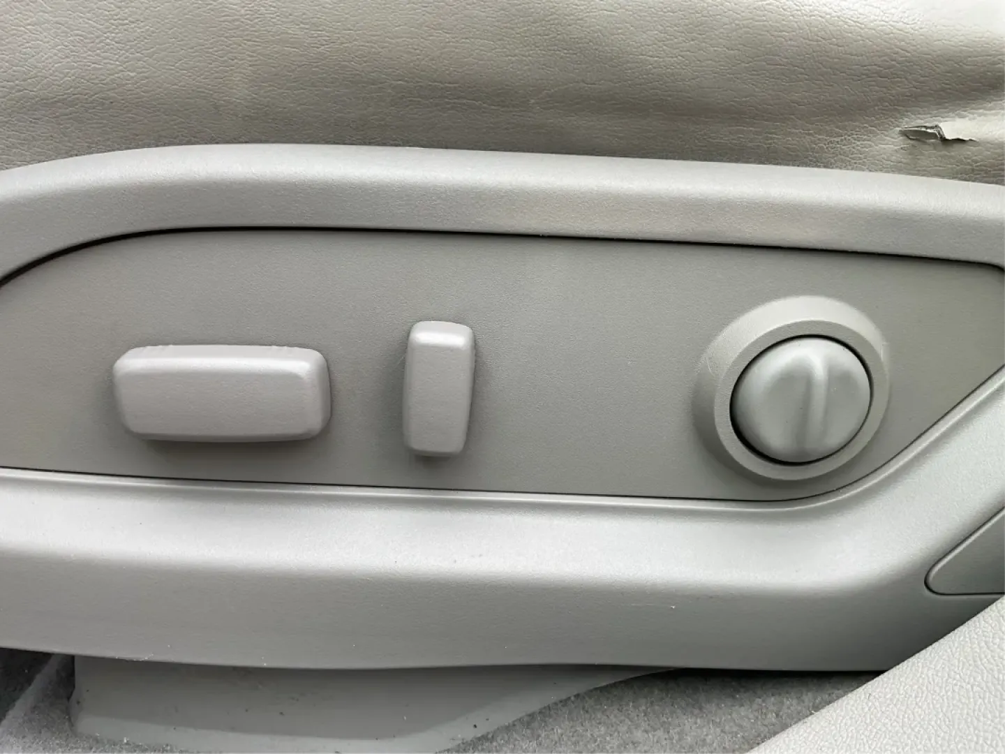 2013 Buick Enclave Leather (5GAKRCKD8DJ) with an 3.6L V-6 gasoline direct injection engine, located at 401 Woodman Dr, Riverside, OH, 45431, (937) 908-9800, 39.760899, -84.123421 - Are you looking for a spacious family SUV that combines comfort, style, and technology? Look no further than this stunning 2013 Buick Enclave, available now at Advantage Car and Credit in Riverside, OH! Perfect for growing families or those who love weekend adventures, this vehicle effortlessly marr - Photo#18