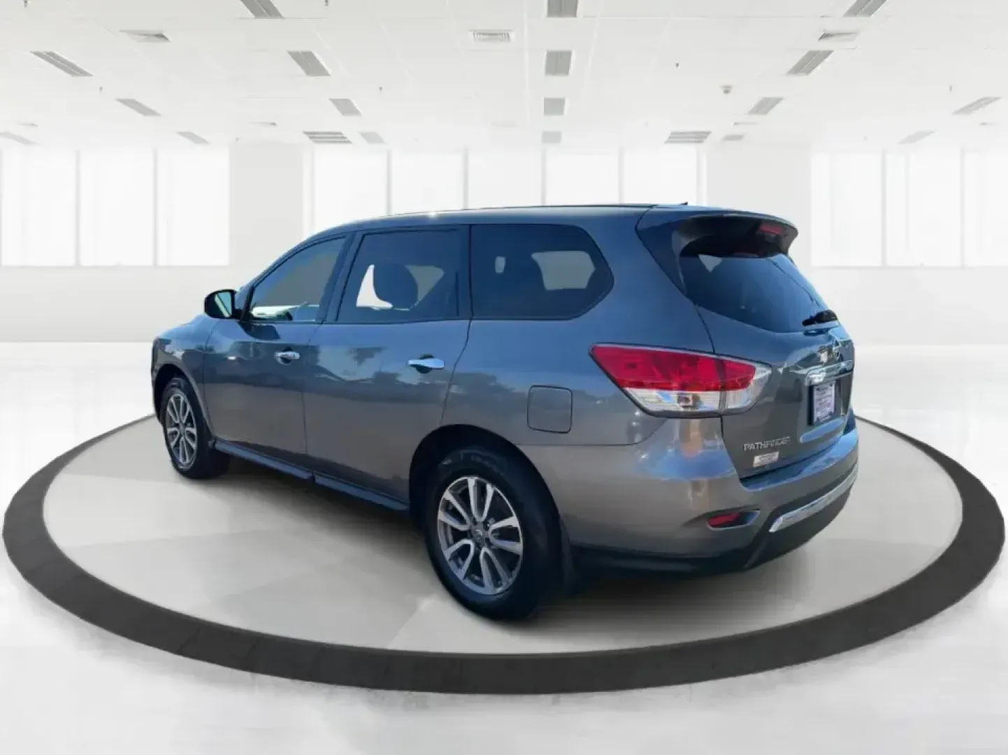 2015 Nissan Pathfinder S (5N1AR2MM5FC) with an 3.5L V-6 DOHC engine, Continuously Variable Transmission transmission, located at 4508 South Dixie Dr, Moraine, OH, 45439, (937) 908-9800, 39.689976, -84.218452 - **Adventure Awaits with the 2015 Nissan Pathfinder at Advantage Car and Credit - Riverside!**<br /> <br /> Are you ready to elevate your family's adventures or weekend getaways? The 2015 Nissan Pathfinder, now available at Advantage Car and Credit in Riverside, OH, is the perfect vehicle to accompan - Photo#4