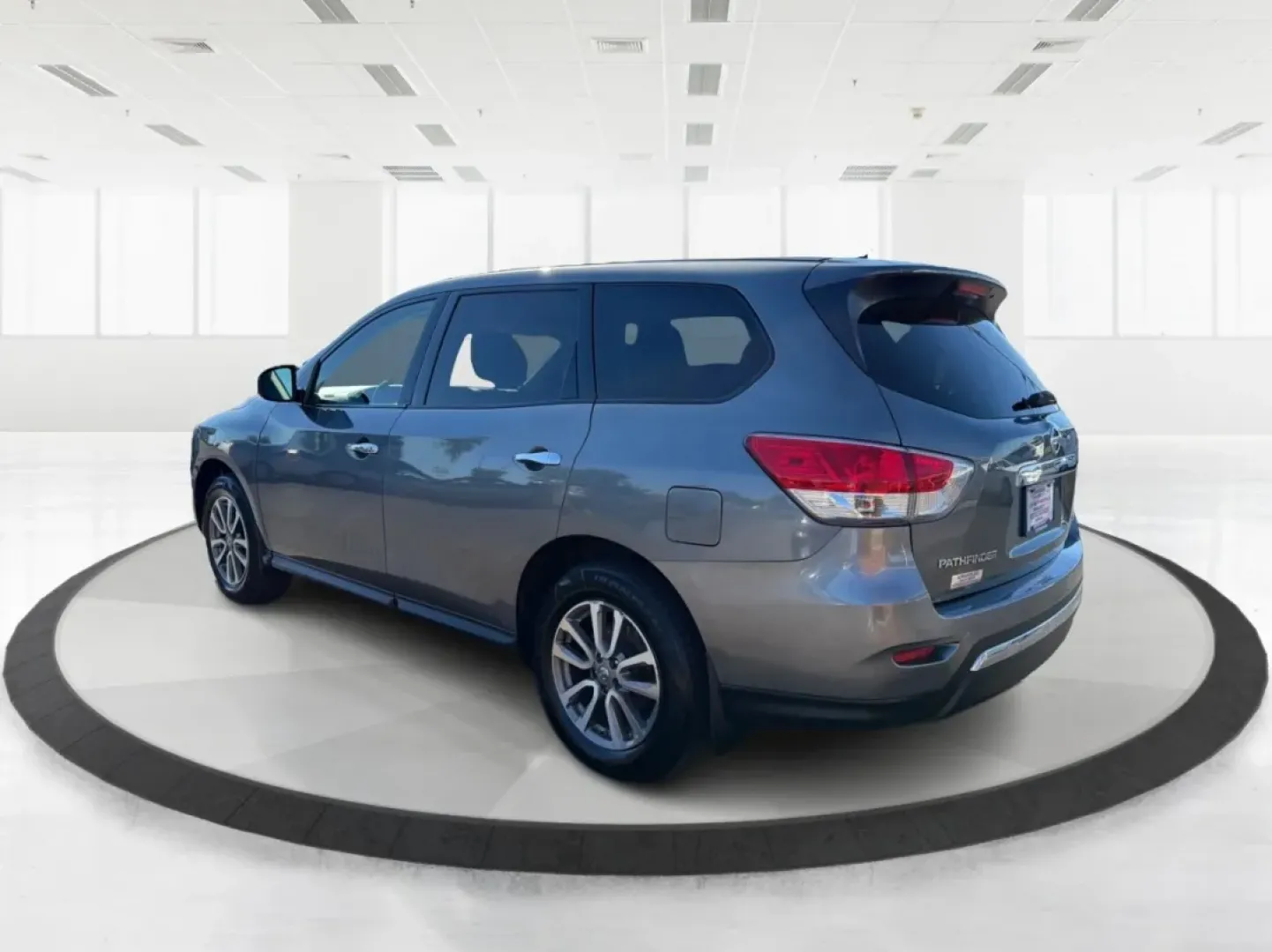 2015 Nissan Pathfinder S (5N1AR2MM5FC) with an 3.5L V-6 DOHC engine, located at 401 Woodman Dr, Riverside, OH, 45431, (937) 908-9800, 39.760899, -84.123421 - **Adventure Awaits with the 2015 Nissan Pathfinder at Advantage Car and Credit - Riverside!**<br /> <br /> Are you ready to elevate your family's adventures or weekend getaways? The 2015 Nissan Pathfinder, now available at Advantage Car and Credit in Riverside, OH, is the perfect vehicle to accompan - Photo#4