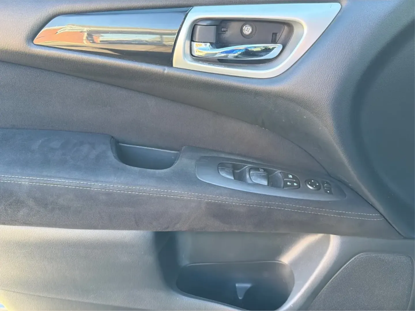 2015 Nissan Pathfinder S (5N1AR2MM5FC) with an 3.5L V-6 DOHC engine, located at 401 Woodman Dr, Riverside, OH, 45431, (937) 908-9800, 39.760899, -84.123421 - **Adventure Awaits with the 2015 Nissan Pathfinder at Advantage Car and Credit - Riverside!**<br /> <br /> Are you ready to elevate your family's adventures or weekend getaways? The 2015 Nissan Pathfinder, now available at Advantage Car and Credit in Riverside, OH, is the perfect vehicle to accompan - Photo#17