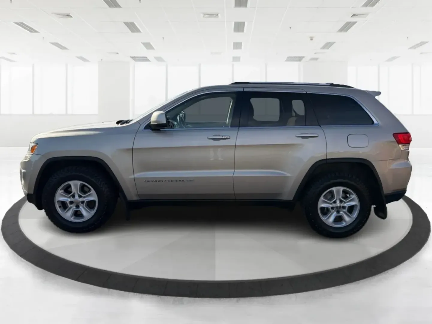 2014 Jeep Grand Cherokee Laredo (1C4RJFAG0EC) with an 3.6L V-6 DOHC engine, located at 1184 Kauffman Ave, Fairborn, OH, 45324, (937) 908-9800, 39.807072, -84.030914 - ### Conquer Every Adventure with the 2014 Jeep Grand Cherokee Laredo Ideal for Every Lifestyle!<br /> <br /> Are you ready to elevate your driving experience? Whether you're navigating the hustle and bustle of city life in Riverside, OH, or embarking on thrilling weekend getaways, the 2014 Jeep Gra - Photo#5