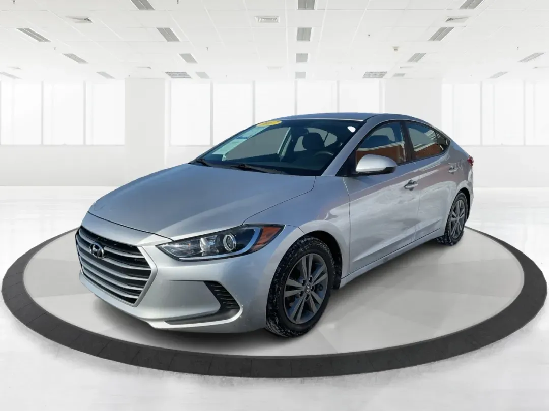 2017 Hyundai Elantra SE (5NPD84LF2HH) with an Nu 2L I-4 DOHC engine, located at 1230 East Main St, Xenia, OH, 45385, (937) 908-9800, 39.688026, -83.910172 - Discover your next adventure with the 2017 Hyundai Elantra SE, available now at Advantage Car and Credit - Piqua! This stylish sedan is perfect for budget-conscious buyers looking for a reliable vehicle that effortlessly blends comfort, performance, and technology. Whether you're commuting to work, - Photo#8