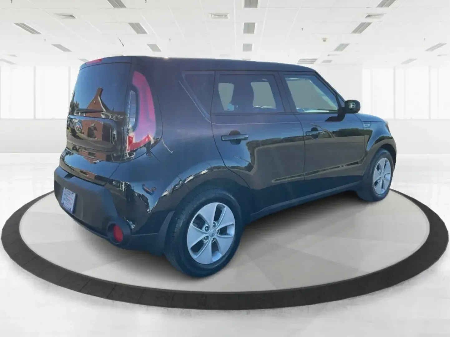2015 Kia Soul Base (KNDJN2A22F7) with an 1.6L L4 DOHC 16V engine, Auto transmission, located at 1230 East Main St, Xenia, OH, 45385, (937) 908-9800, 39.688026, -83.910172 - Discover a new level of convenience and versatility with the 2015 Kia Soul, the perfect vehicle for those balancing a busy lifestyle in Vandalia, OH. Whether you're a growing family looking for a spacious ride, a commuter needing dependability for long drives, or someone seeking low-maintenance vehi - Photo#2