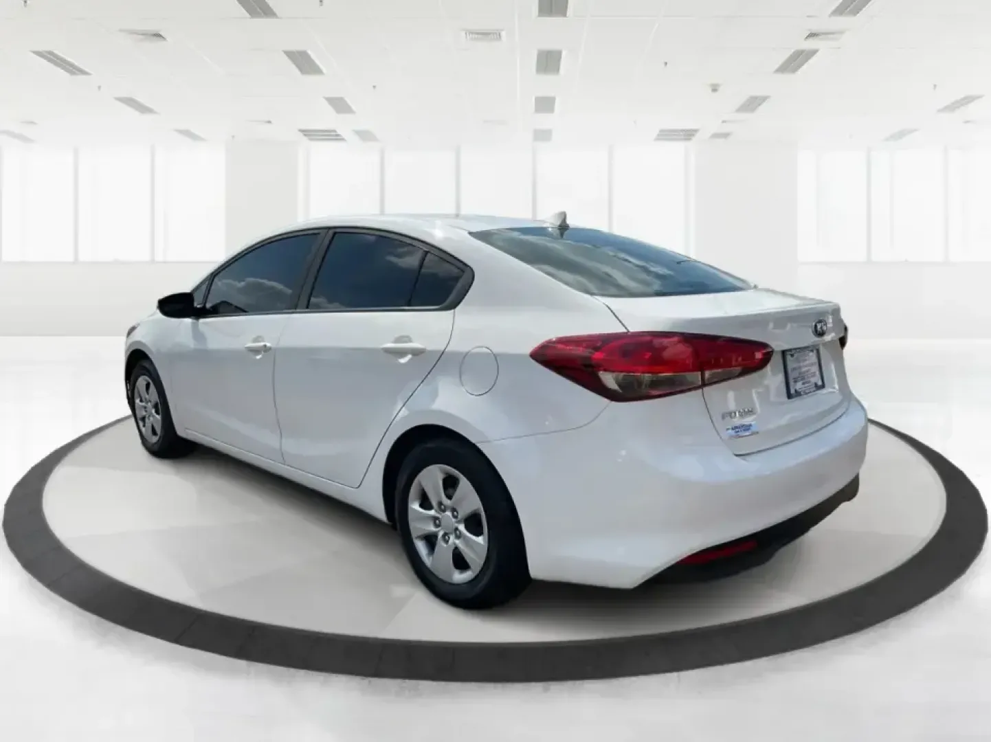 2018 Kia Forte LX (3KPFK4A73JE) with an 2L I-4 DOHC engine, 6M transmission, located at 1230 East Main St, Xenia, OH, 45385, (937) 908-9800, 39.688026, -83.910172 - Discover a world of convenience and comfort with the 2018 Kia Forte LX, an ideal sedan for budget-conscious buyers and those seeking reliable transportation in Piqua, OH. Whether you're navigating the bustling streets of downtown or taking a scenic drive along the Great Miami River, this versatile v - Photo#4