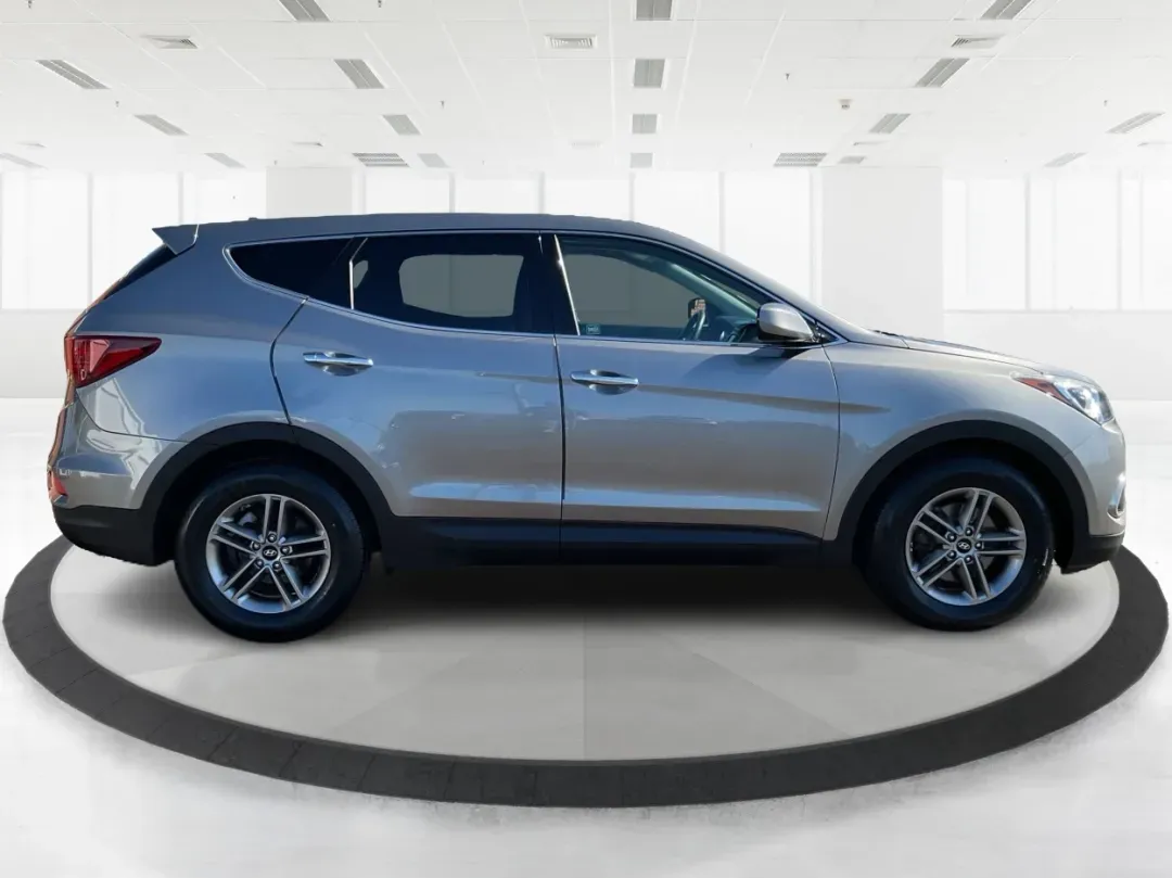 2018 Hyundai Santa Fe 2.4L (5XYZT3LB6JG) with an Theta II 2.4L I-4 gasoline direct injection engine, located at 4508 South Dixie Dr, Moraine, OH, 45439, (937) 908-9800, 39.689976, -84.218452 - Elevate your family adventures and daily commutes with the remarkable 2018 Hyundai Santa Fe, now available at Advantage Car and Credit - Moraine. This SUV is designed to seamlessly fit into your lifestyle, whether you're navigating busy streets, embarking on weekend getaways, or tackling the challen - Photo#1