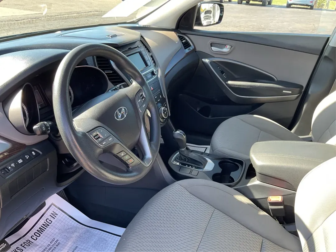 2018 Hyundai Santa Fe 2.4L (5XYZT3LB6JG) with an Theta II 2.4L I-4 gasoline direct injection engine, located at 4508 South Dixie Dr, Moraine, OH, 45439, (937) 908-9800, 39.689976, -84.218452 - Elevate your family adventures and daily commutes with the remarkable 2018 Hyundai Santa Fe, now available at Advantage Car and Credit - Moraine. This SUV is designed to seamlessly fit into your lifestyle, whether you're navigating busy streets, embarking on weekend getaways, or tackling the challen - Photo#9