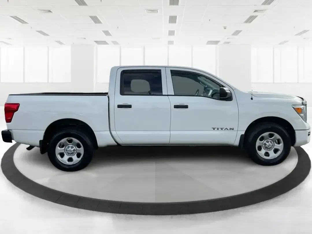 2021 Nissan TITAN Crew Cab S 4x4 (1N6AA1EC4MN) with an Endurance 5.6L V-8 gasoline direct injection engine, 9A transmission, located at 4508 South Dixie Dr, Moraine, OH, 45439, (937) 908-9800, 39.689976, -84.218452 - Discover ultimate versatility and rugged capability with this 2021 Nissan TITAN Crew Cab S 4x4, now available at Advantage Car and Credit in Piqua, OH. Whether you're navigating the bustling streets of Piqua or heading out for weekend adventures, this truck is designed to adapt to your lifestyle. Pe - Photo#1