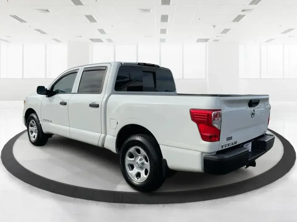 2021 Nissan TITAN Crew Cab S 4x4 (1N6AA1EC4MN) with an Endurance 5.6L V-8 gasoline direct injection engine, 9A transmission, located at 1099 N County Rd 25A, Troy, OH, 45373, (937) 908-9800, 40.057079, -84.212883 - Discover ultimate versatility and rugged capability with this 2021 Nissan TITAN Crew Cab S 4x4, now available at Advantage Car and Credit in Piqua, OH. Whether you're navigating the bustling streets of Piqua or heading out for weekend adventures, this truck is designed to adapt to your lifestyle. Pe - Photo#4