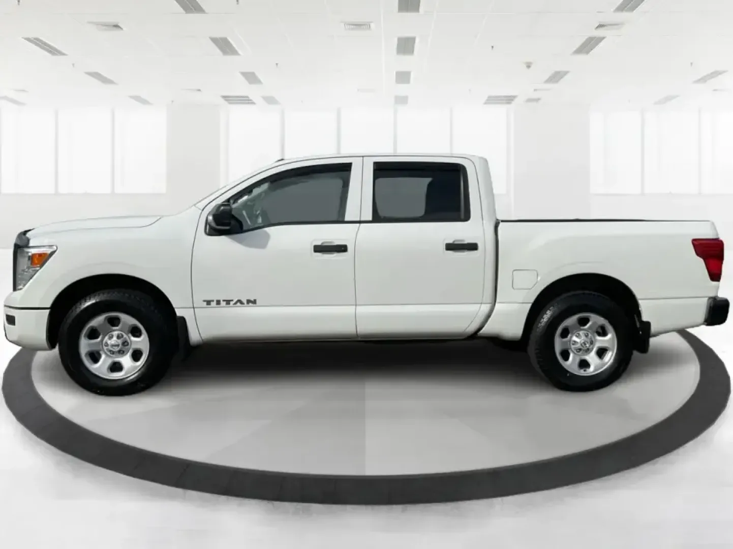 2021 Nissan TITAN Crew Cab S 4x4 (1N6AA1EC4MN) with an Endurance 5.6L V-8 gasoline direct injection engine, located at 1184 Kauffman Ave, Fairborn, OH, 45324, (937) 908-9800, 39.807072, -84.030914 - Discover ultimate versatility and rugged capability with this 2021 Nissan TITAN Crew Cab S 4x4, now available at Advantage Car and Credit in Piqua, OH. Whether you're navigating the bustling streets of Piqua or heading out for weekend adventures, this truck is designed to adapt to your lifestyle. Pe - Photo#5