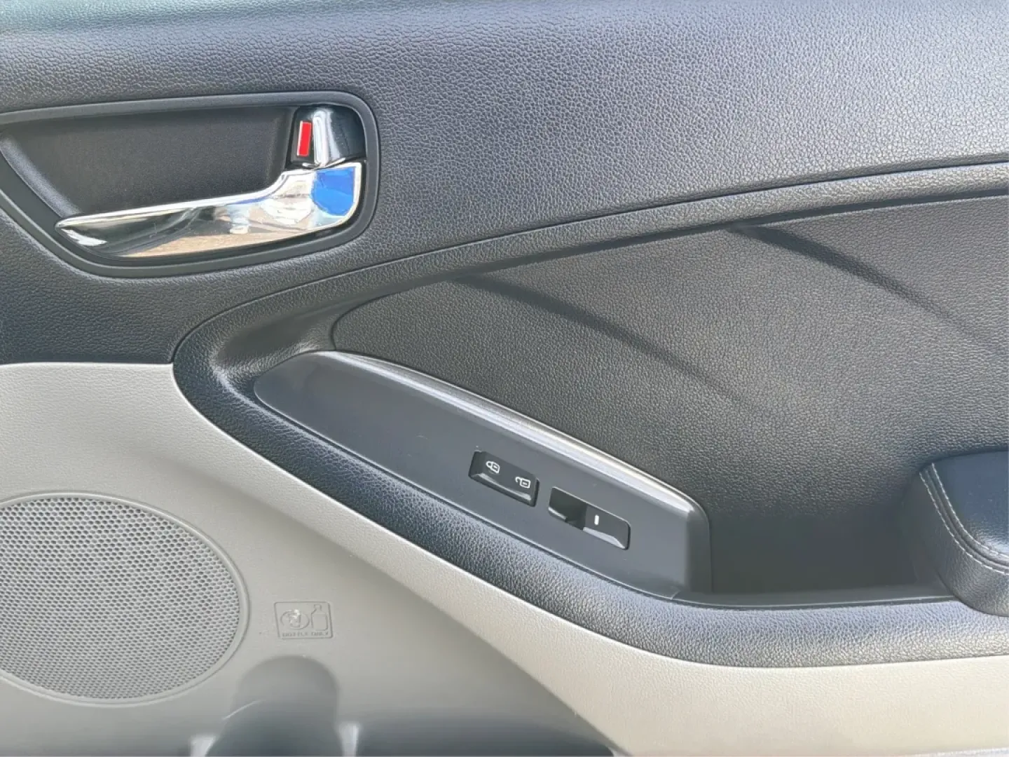 2015 Kia Forte LX (KNAFX4A67F5) with an 1.8L I-4 DOHC engine, located at 1099 N County Rd 25A, Troy, OH, 45373, (937) 908-9800, 40.057079, -84.212883 - Experience the perfect blend of style, comfort, and reliability with the 2015 Kia Forte LX, available now at Advantage Car and Credit in New Carlisle, OH. This sleek sedan is designed to elevate your daily commute and provide the ideal ride for weekend adventures, making it a versatile choice for ev - Photo#18