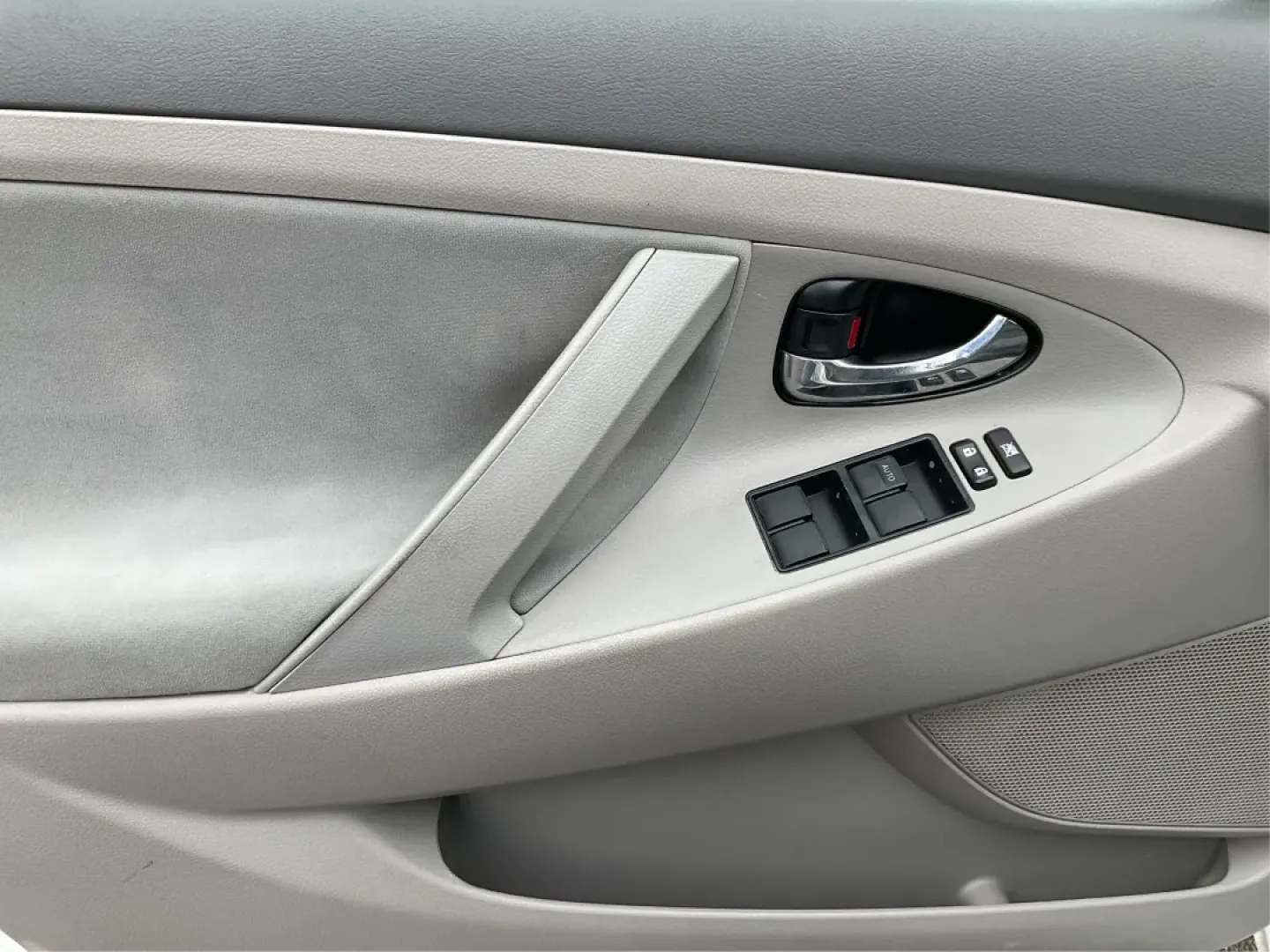 2008 Toyota Camry LE | SE | XLE (4T4BE46K18R) with an 2.4L I-4 DOHC engine, located at 8750 N County Rd 25A, Piqua, OH, 45356, (937) 908-9800, 40.164391, -84.232513 - Are you on the hunt for a reliable sedan that blends comfort and style with unbeatable affordability? Look no further! The 2008 Toyota Camry LE, available at Advantage Car and Credit in Riverside, OH, is the perfect vehicle for anyone seeking a dependable ride for daily commutes or family outings. W - Photo#18