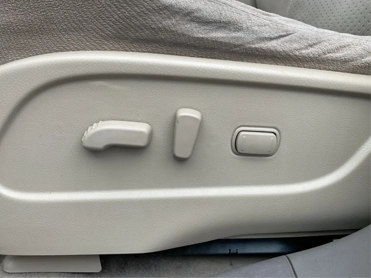 2014 Nissan Murano SV (JN8AZ1MW9EW) with an 3.5L V-6 DOHC engine, located at 401 Woodman Dr, Riverside, OH, 45431, (937) 908-9800, 39.760899, -84.123421 - **Discover the Perfect Blend of Style and Functionality with the 2014 Nissan Murano SV Your Ideal SUV for Riverside Adventures!**<br /> <br /> Are you searching for a versatile vehicle that can keep up with your busy lifestyle? Look no further! The 2014 Nissan Murano SV, available at Advantage Car - Photo#17