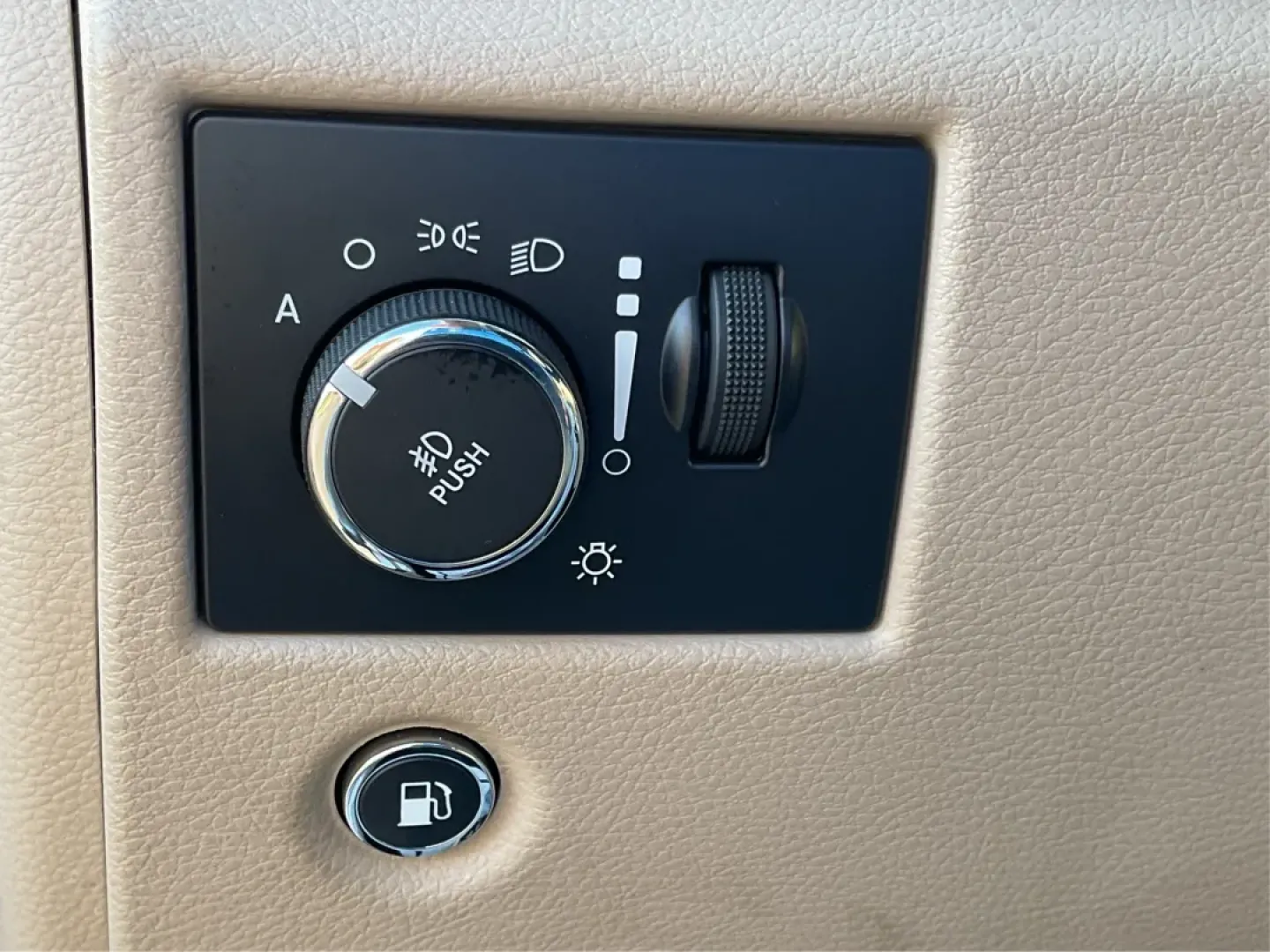 2014 Jeep Grand Cherokee Limited (1C4RJFBG8EC) with an Other engine, located at 1951 S Dayton Lakeview Rd., New Carlisle, OH, 45344, (937) 908-9800, 39.890999, -84.050255 - Are you ready to elevate your weekend adventures or transform your daily commute? Look no further! At Advantage Car and Credit in Troy, OH, we are excited to present this stunning 2014 Jeep Grand Cherokee Limited. This versatile SUV is not just a vehicle; it's a lifestyle enhancer, perfect for famil - Photo#17