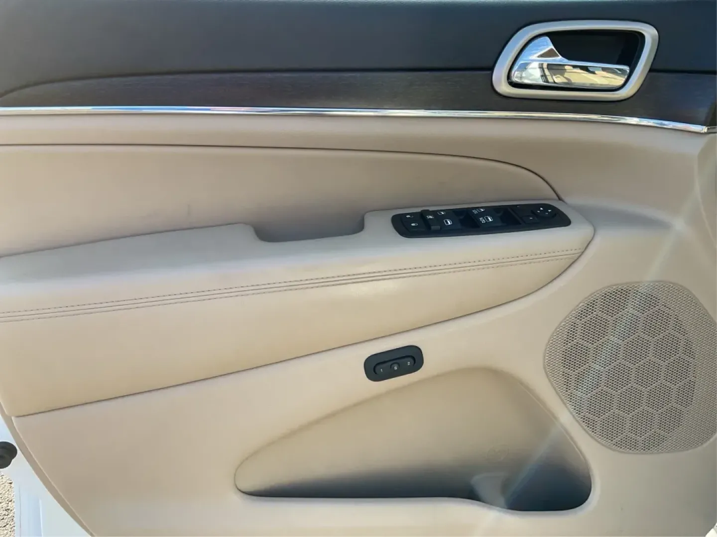 2014 Jeep Grand Cherokee Limited (1C4RJFBG8EC) with an Other engine, located at 1951 S Dayton Lakeview Rd., New Carlisle, OH, 45344, (937) 908-9800, 39.890999, -84.050255 - Are you ready to elevate your weekend adventures or transform your daily commute? Look no further! At Advantage Car and Credit in Troy, OH, we are excited to present this stunning 2014 Jeep Grand Cherokee Limited. This versatile SUV is not just a vehicle; it's a lifestyle enhancer, perfect for famil - Photo#19