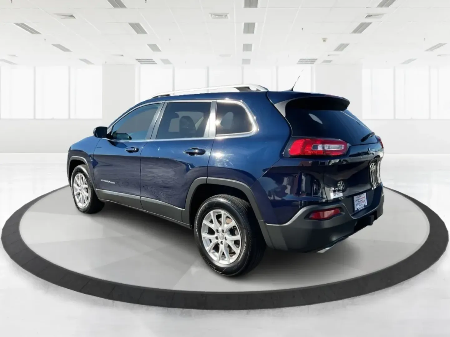 2015 Jeep Cherokee Latitude (1C4PJMCS5FW) with an Other engine, located at 4508 South Dixie Dr, Moraine, OH, 45439, (937) 908-9800, 39.689976, -84.218452 - **Adventure Awaits with the 2015 Jeep Cherokee Latitude at Advantage Car and Credit Moraine**<br /> <br /> Are you ready to elevate your lifestyle with a rugged yet refined vehicle? Whether you're commuting through the bustling streets of Moraine or embarking on a weekend adventure to nearby attrac - Photo#4