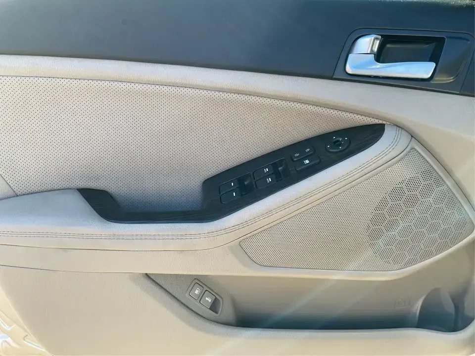 2015 Kia Optima EX (5XXGN4A74FG) with an Theta II 2.4L I-4 gasoline direct injection engine, 6-Speed Automatic transmission, located at 1184 Kauffman Ave, Fairborn, OH, 45324, (937) 908-9800, 39.807072, -84.030914 - Experience the perfect blend of style, comfort, and reliability with this 2015 Kia Optima EX at Advantage Car and Credit in Xenia, OH. Whether you're embarking on daily commutes, family road trips, or simply looking for a trusty companion for your adventures, this vehicle is designed to meet your di - Photo#18