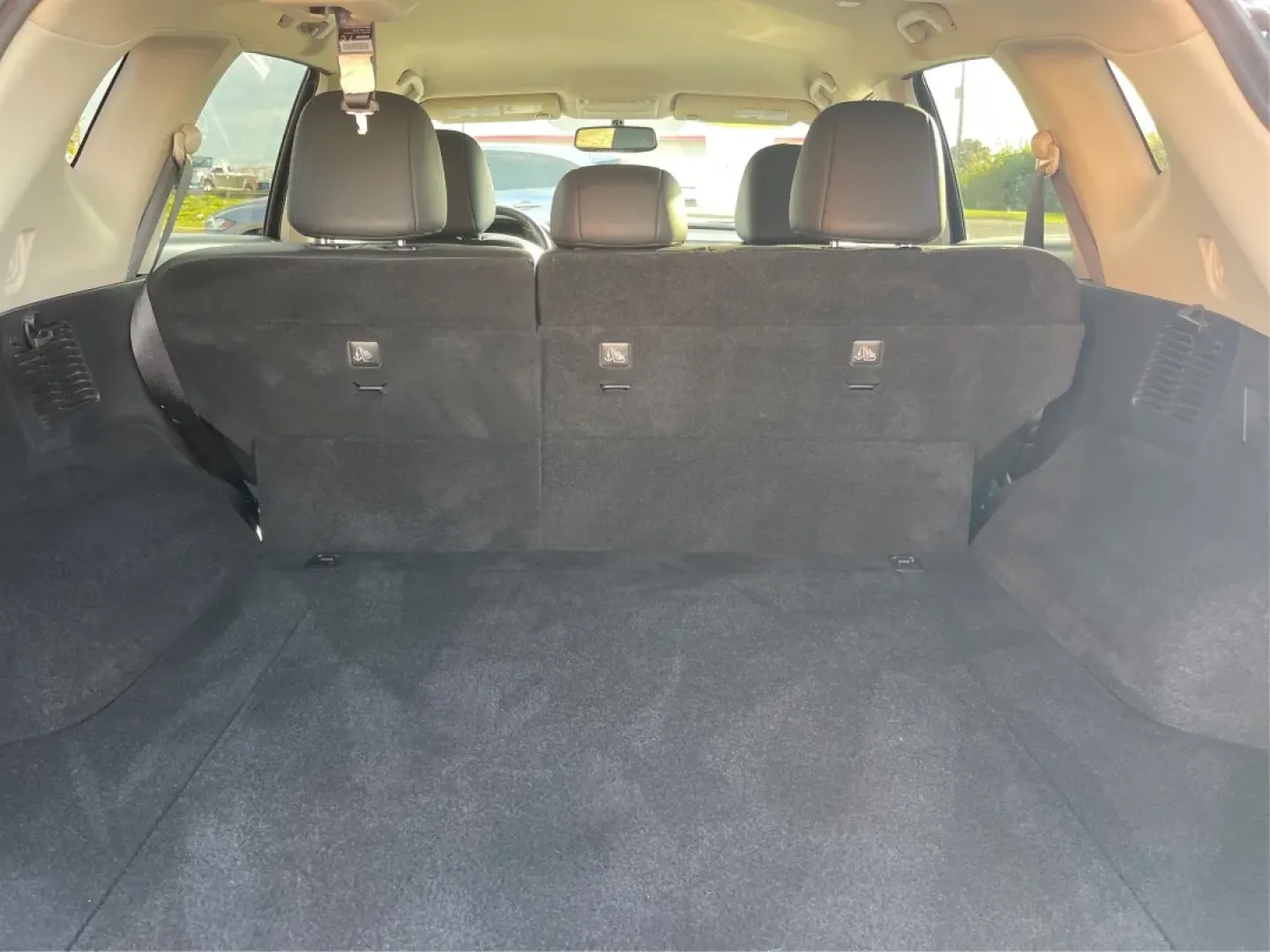 2018 Nissan Murano SL (5N1AZ2MG3JN) with an 3.5L V-6 DOHC engine, located at 880 E. National Road, Vandalia, OH, 45377, (937) 908-9800, 39.891918, -84.183594 - **Discover Your Next Adventure with the 2018 Nissan Murano SL Perfect for Growing Families and Weekend Getaways!**<br /> <br /> Are you ready to elevate your driving experience? At Advantage Car and Credit in Vandalia, OH, we are excited to offer a superb 2018 Nissan Murano SL that perfectly balanc - Photo#12