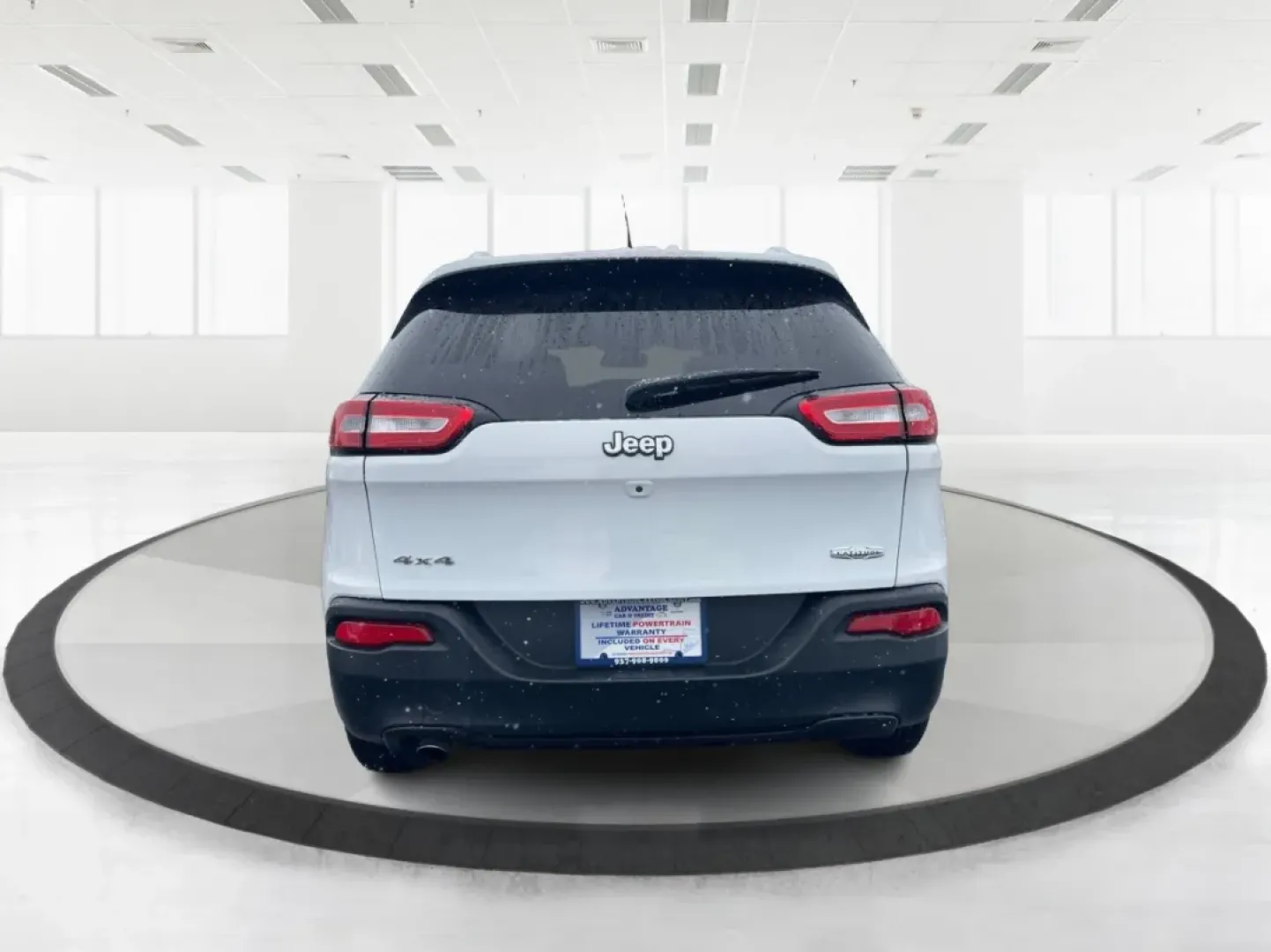 2015 Jeep Cherokee Latitude (1C4PJMCB7FW) with an Other engine, located at 4508 South Dixie Dr, Moraine, OH, 45439, (937) 908-9800, 39.689976, -84.218452 - **Adventure Awaits with the 2015 Jeep Cherokee Latitude - Perfect for Your Next Journey!**<br /> <br /> If you're searching for a versatile, reliable vehicle that seamlessly fits into your busy lifestyle, look no further than this stunning 2015 Jeep Cherokee Latitude, now available at Advantage Car - Photo#3