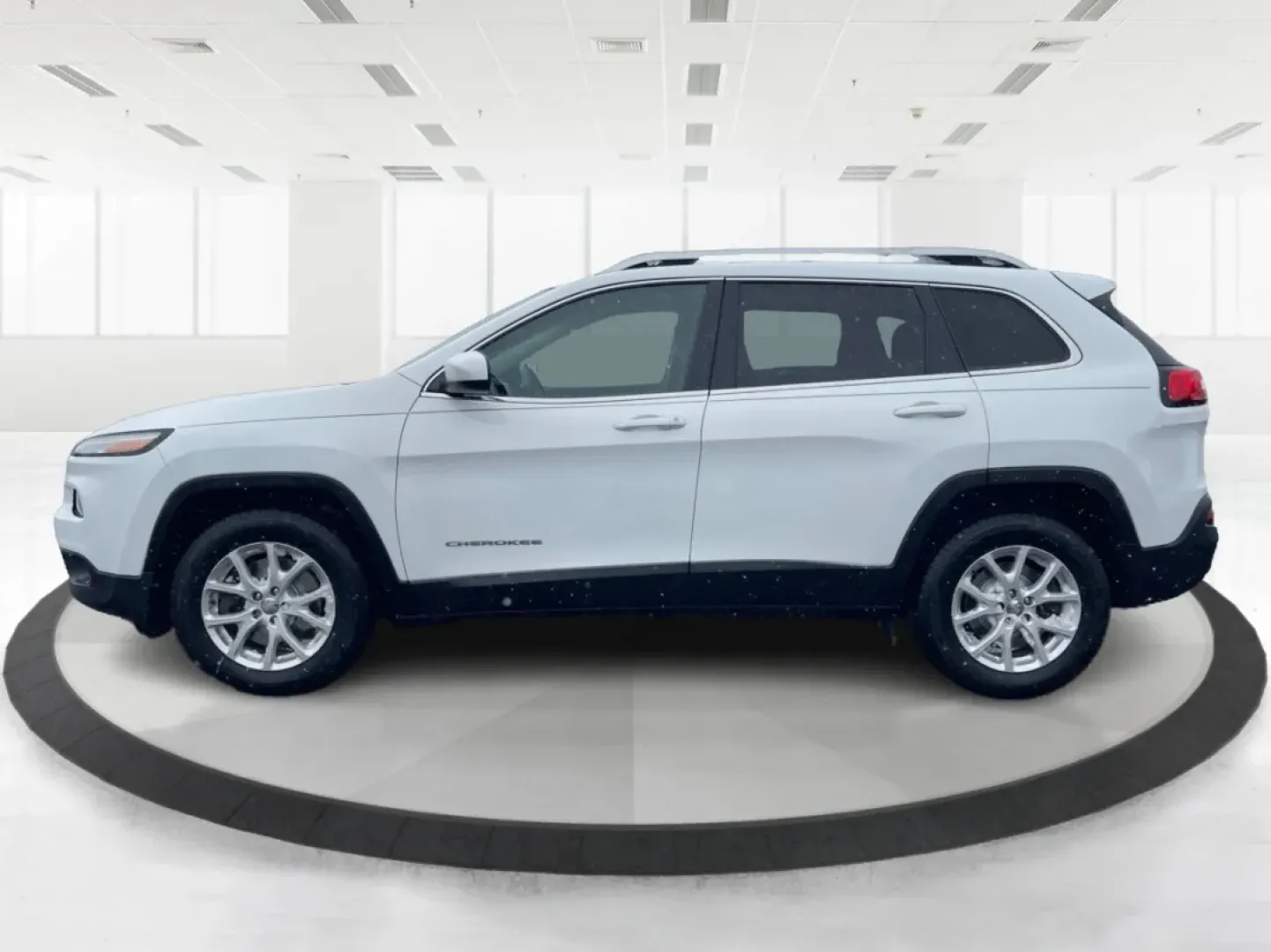 2015 Jeep Cherokee Latitude (1C4PJMCB7FW) with an Other engine, located at 4508 South Dixie Dr, Moraine, OH, 45439, (937) 908-9800, 39.689976, -84.218452 - **Adventure Awaits with the 2015 Jeep Cherokee Latitude - Perfect for Your Next Journey!**<br /> <br /> If you're searching for a versatile, reliable vehicle that seamlessly fits into your busy lifestyle, look no further than this stunning 2015 Jeep Cherokee Latitude, now available at Advantage Car - Photo#5