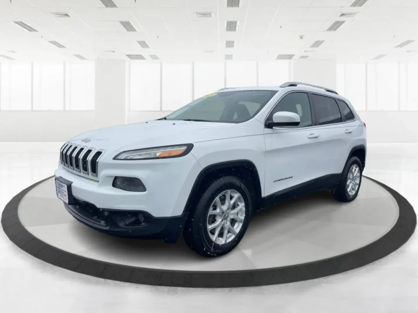 2015 Jeep Cherokee Latitude (1C4PJMCB7FW) with an Other engine, located at 4508 South Dixie Dr, Moraine, OH, 45439, (937) 908-9800, 39.689976, -84.218452 - **Adventure Awaits with the 2015 Jeep Cherokee Latitude - Perfect for Your Next Journey!**<br /> <br /> If you're searching for a versatile, reliable vehicle that seamlessly fits into your busy lifestyle, look no further than this stunning 2015 Jeep Cherokee Latitude, now available at Advantage Car - Photo#8