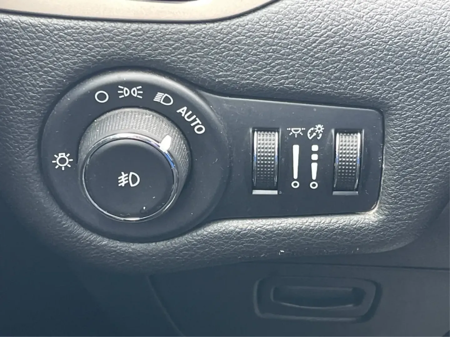 2015 Jeep Cherokee Latitude (1C4PJMCB7FW) with an Other engine, located at 4508 South Dixie Dr, Moraine, OH, 45439, (937) 908-9800, 39.689976, -84.218452 - **Adventure Awaits with the 2015 Jeep Cherokee Latitude - Perfect for Your Next Journey!**<br /> <br /> If you're searching for a versatile, reliable vehicle that seamlessly fits into your busy lifestyle, look no further than this stunning 2015 Jeep Cherokee Latitude, now available at Advantage Car - Photo#17