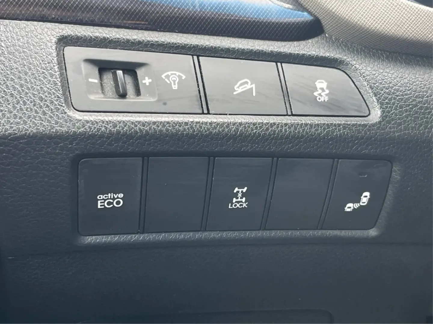 2014 Hyundai Santa Fe Limited (KM8SNDHF0EU) with an Lambda II 3.3L V-6 gasoline direct injection engine, located at 1099 N County Rd 25A, Troy, OH, 45373, (937) 908-9800, 40.057079, -84.212883 - **Rediscover Adventures with the 2014 Hyundai Santa Fe Limited Perfect for Families and Explorers Alike!**<br /> <br /> Are you searching for a reliable and spacious SUV that can accommodate your growing family or be the perfect companion for weekend getaways? Look no further than this stunning 201 - Photo#17