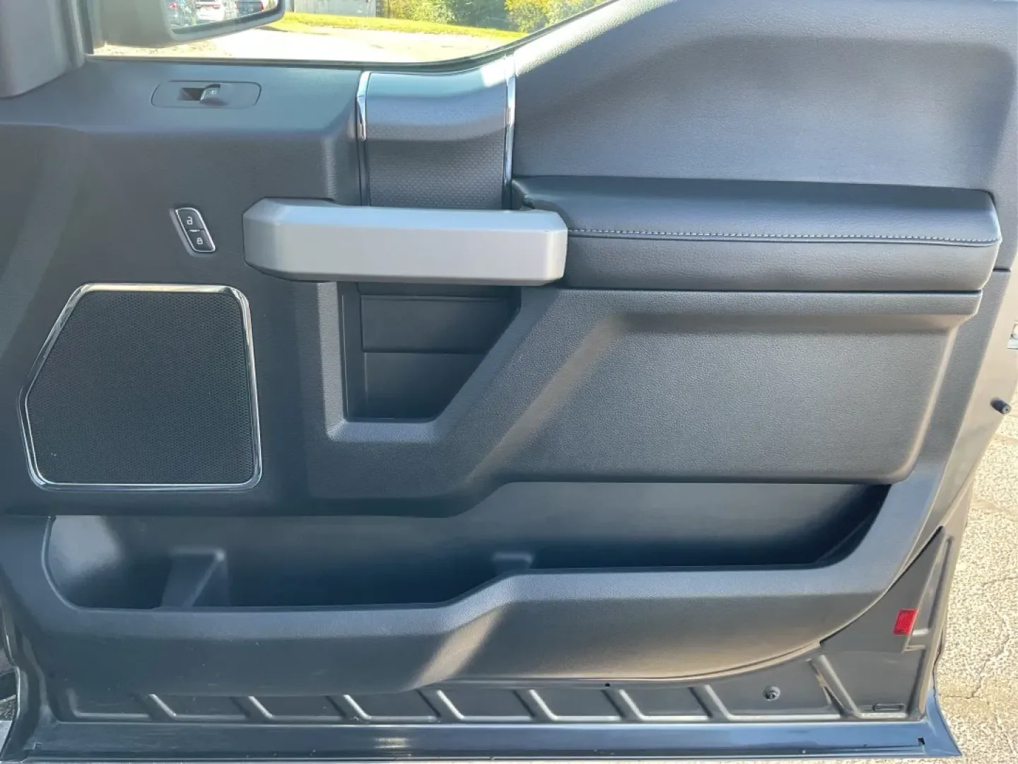 2015 Ford F-150 LARIAT (1FTEX1EPXFF) with an 2.7L V6 DOHC 24V engine, 6-Speed Automatic transmission, located at 401 Woodman Dr, Riverside, OH, 45431, (937) 908-9800, 39.760899, -84.123421 - **Discover Adventure with the 2015 Ford F-150 LARIAT at Advantage Car and Credit - Moraine!**<br /> <br /> Are you ready to elevate your lifestyle and take on new adventures? Imagine the freedom of hitting the open road, whether it's for weekend camping trips, hauling gear for your favorite hobbies, - Photo#19