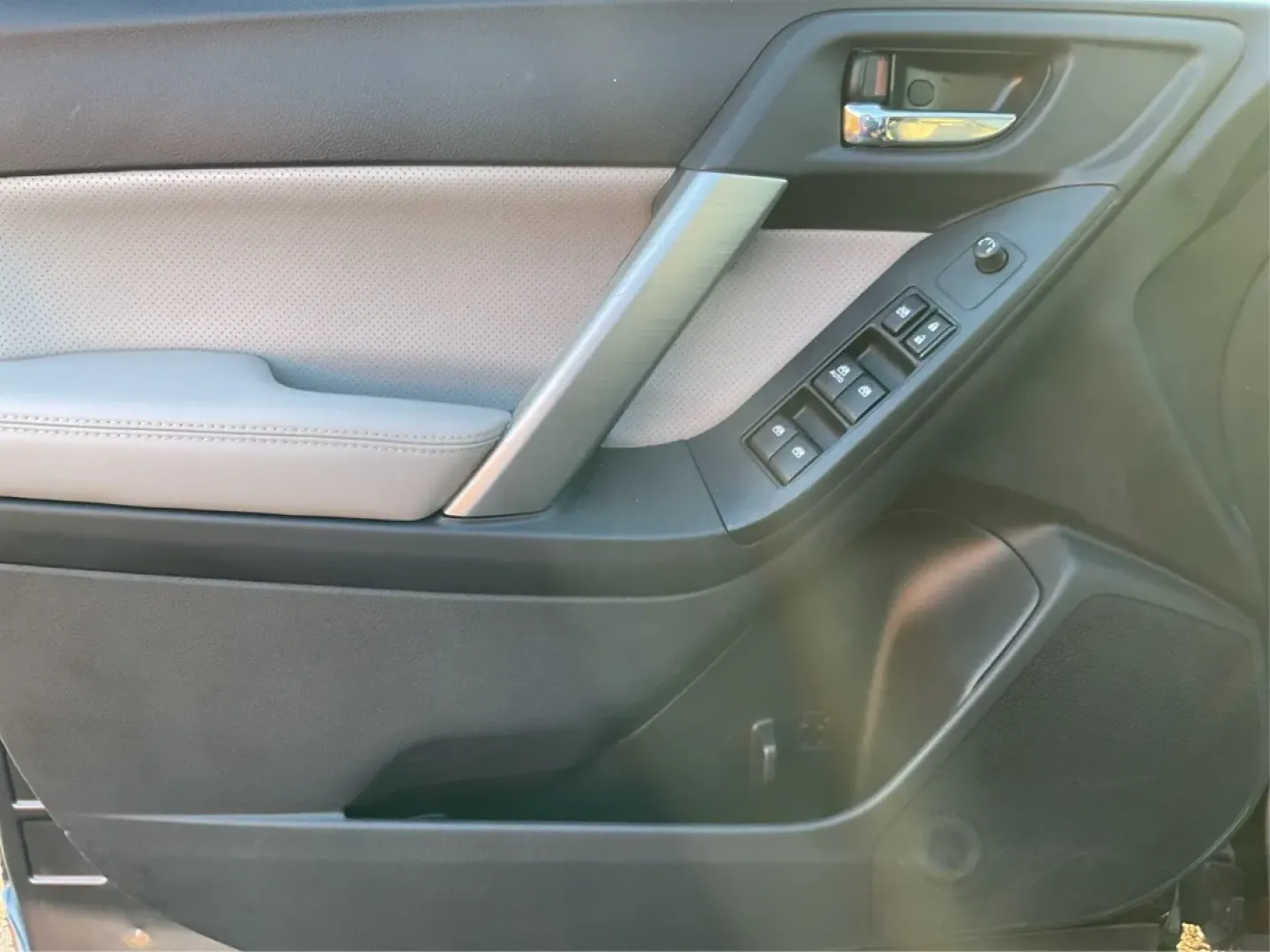 2015 Subaru Forester 2.5i Limited (JF2SJAHC5FH) with an 2.5L H-4 DOHC engine, 6-Speed Automatic transmission, located at 401 Woodman Dr, Riverside, OH, 45431, (937) 908-9800, 39.760899, -84.123421 - Looking for a reliable vehicle that can seamlessly transition from daily commutes to weekend adventures? Look no further than the 2015 Subaru Forester 2.5i Limited, available now at Advantage Car and Credit in Xenia, OH. This versatile SUV is perfect for growing families, outdoor enthusiasts, and an - Photo#18