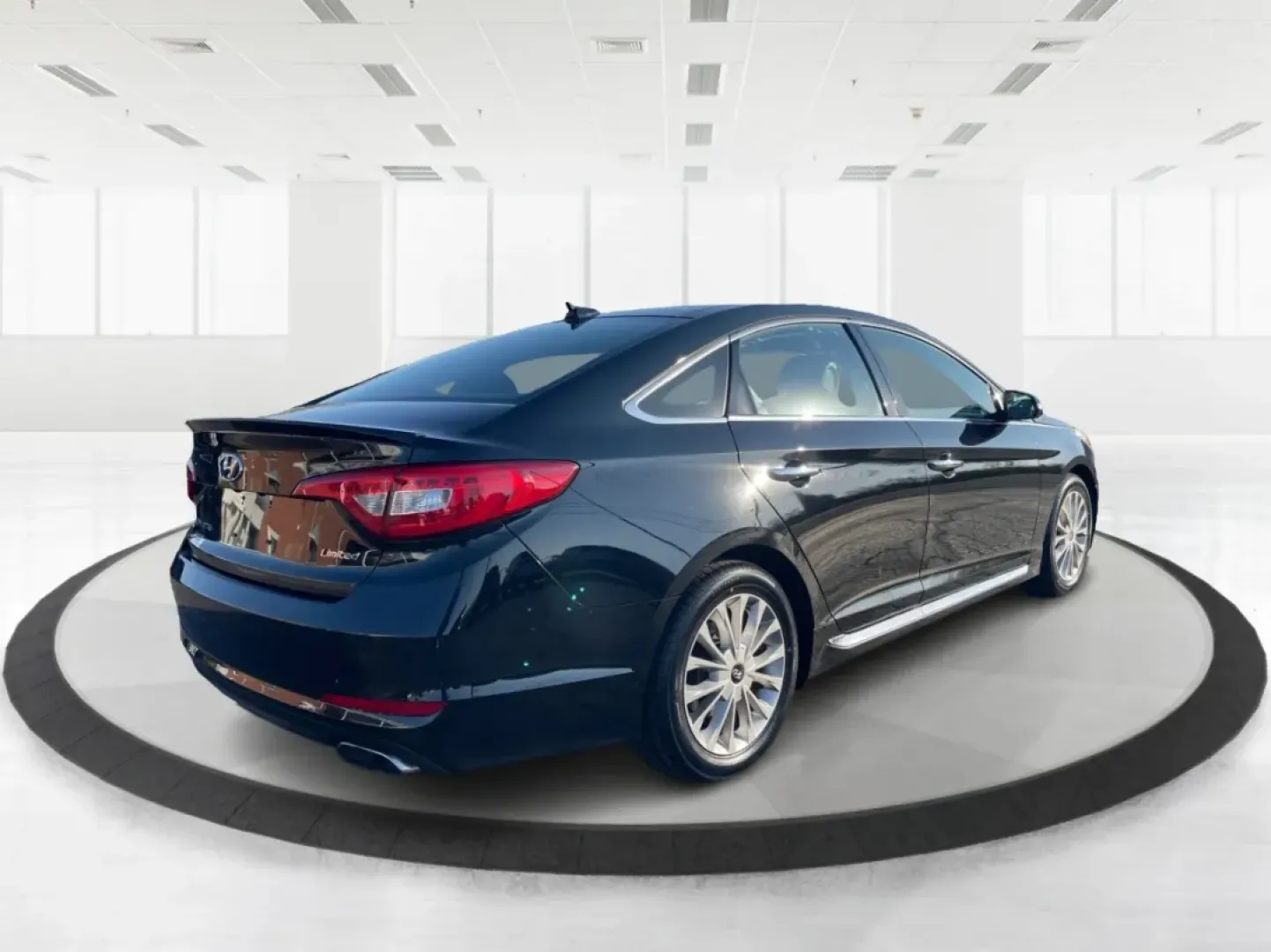 2015 Hyundai Sonata Limited (5NPE34AF7FH) with an 2.4L I-4 gasoline direct injection engine, located at 880 E. National Road, Vandalia, OH, 45377, (937) 908-9800, 39.891918, -84.183594 - **Unleash a New Lifestyle with the 2015 Hyundai Sonata Limited Your Perfect Sedan Awaits!**<br /> <br /> Are you ready to elevate your daily commute or weekend getaways? The 2015 Hyundai Sonata Limited, available at Advantage Car and Credit in Vandalia, OH, is designed with your lifestyle in mind. - Photo#2