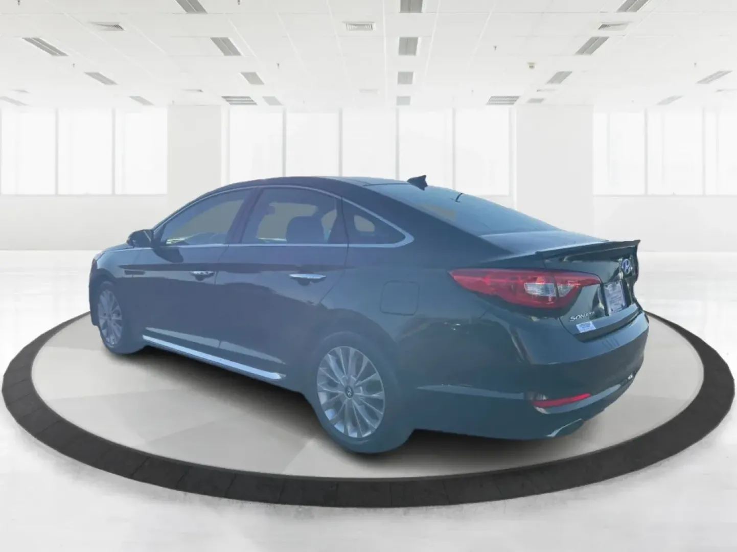 2015 Hyundai Sonata Limited (5NPE34AF7FH) with an 2.4L I-4 gasoline direct injection engine, located at 880 E. National Road, Vandalia, OH, 45377, (937) 908-9800, 39.891918, -84.183594 - **Unleash a New Lifestyle with the 2015 Hyundai Sonata Limited Your Perfect Sedan Awaits!**<br /> <br /> Are you ready to elevate your daily commute or weekend getaways? The 2015 Hyundai Sonata Limited, available at Advantage Car and Credit in Vandalia, OH, is designed with your lifestyle in mind. - Photo#4