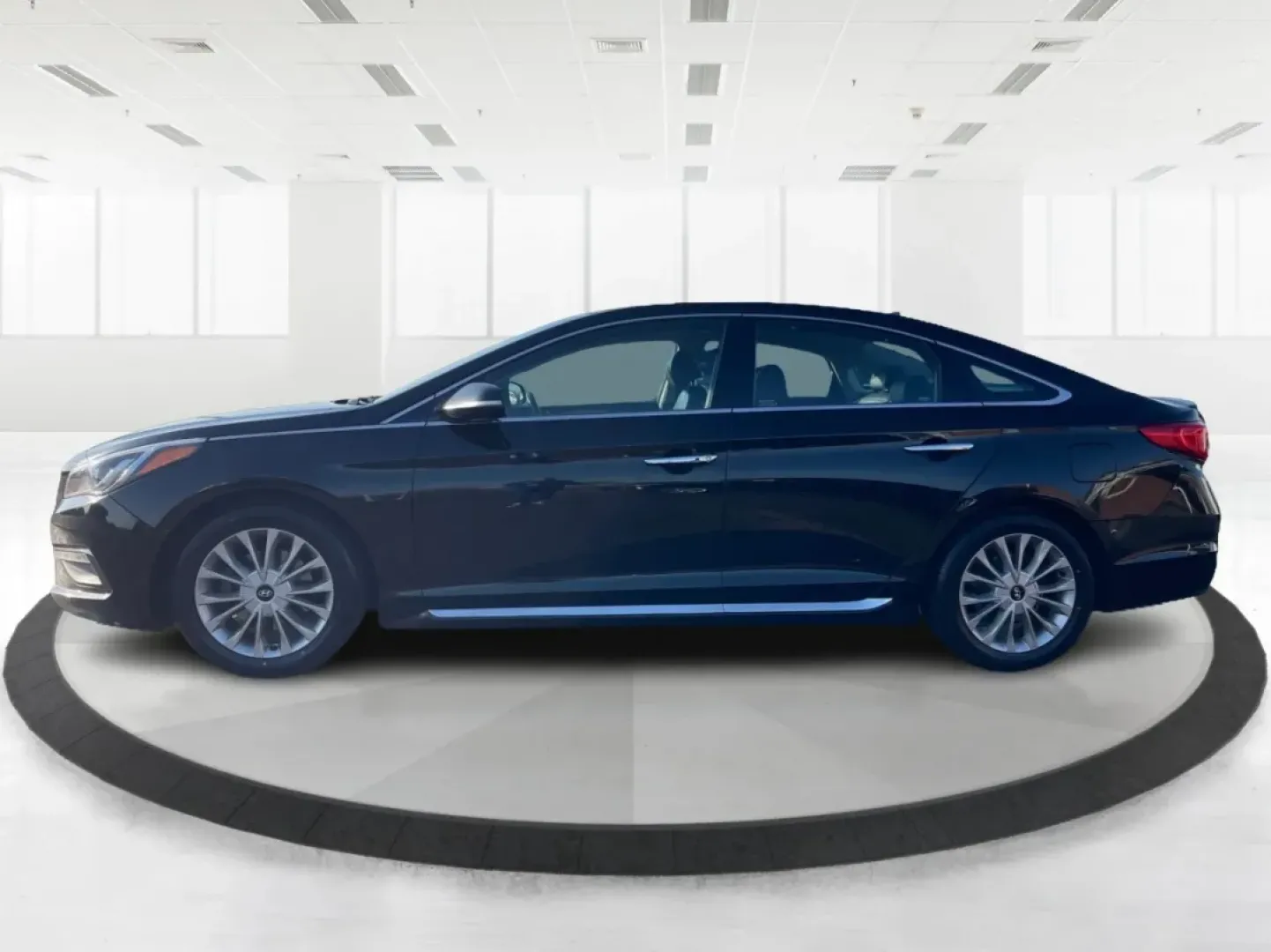 2015 Hyundai Sonata Limited (5NPE34AF7FH) with an 2.4L I-4 gasoline direct injection engine, located at 880 E. National Road, Vandalia, OH, 45377, (937) 908-9800, 39.891918, -84.183594 - **Unleash a New Lifestyle with the 2015 Hyundai Sonata Limited Your Perfect Sedan Awaits!**<br /> <br /> Are you ready to elevate your daily commute or weekend getaways? The 2015 Hyundai Sonata Limited, available at Advantage Car and Credit in Vandalia, OH, is designed with your lifestyle in mind. - Photo#5