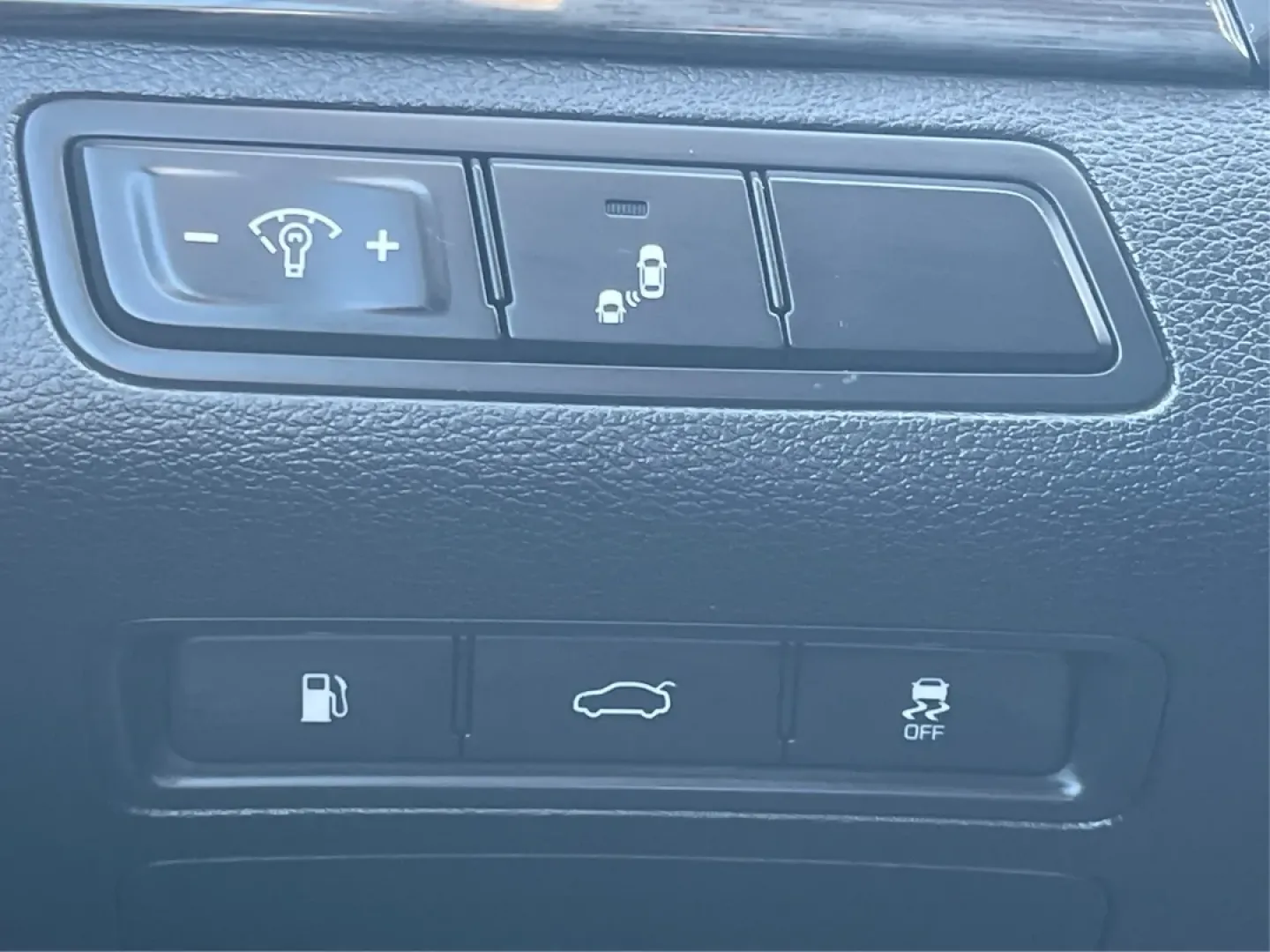 2015 Hyundai Sonata Limited (5NPE34AF7FH) with an 2.4L I-4 gasoline direct injection engine, located at 880 E. National Road, Vandalia, OH, 45377, (937) 908-9800, 39.891918, -84.183594 - **Unleash a New Lifestyle with the 2015 Hyundai Sonata Limited Your Perfect Sedan Awaits!**<br /> <br /> Are you ready to elevate your daily commute or weekend getaways? The 2015 Hyundai Sonata Limited, available at Advantage Car and Credit in Vandalia, OH, is designed with your lifestyle in mind. - Photo#17