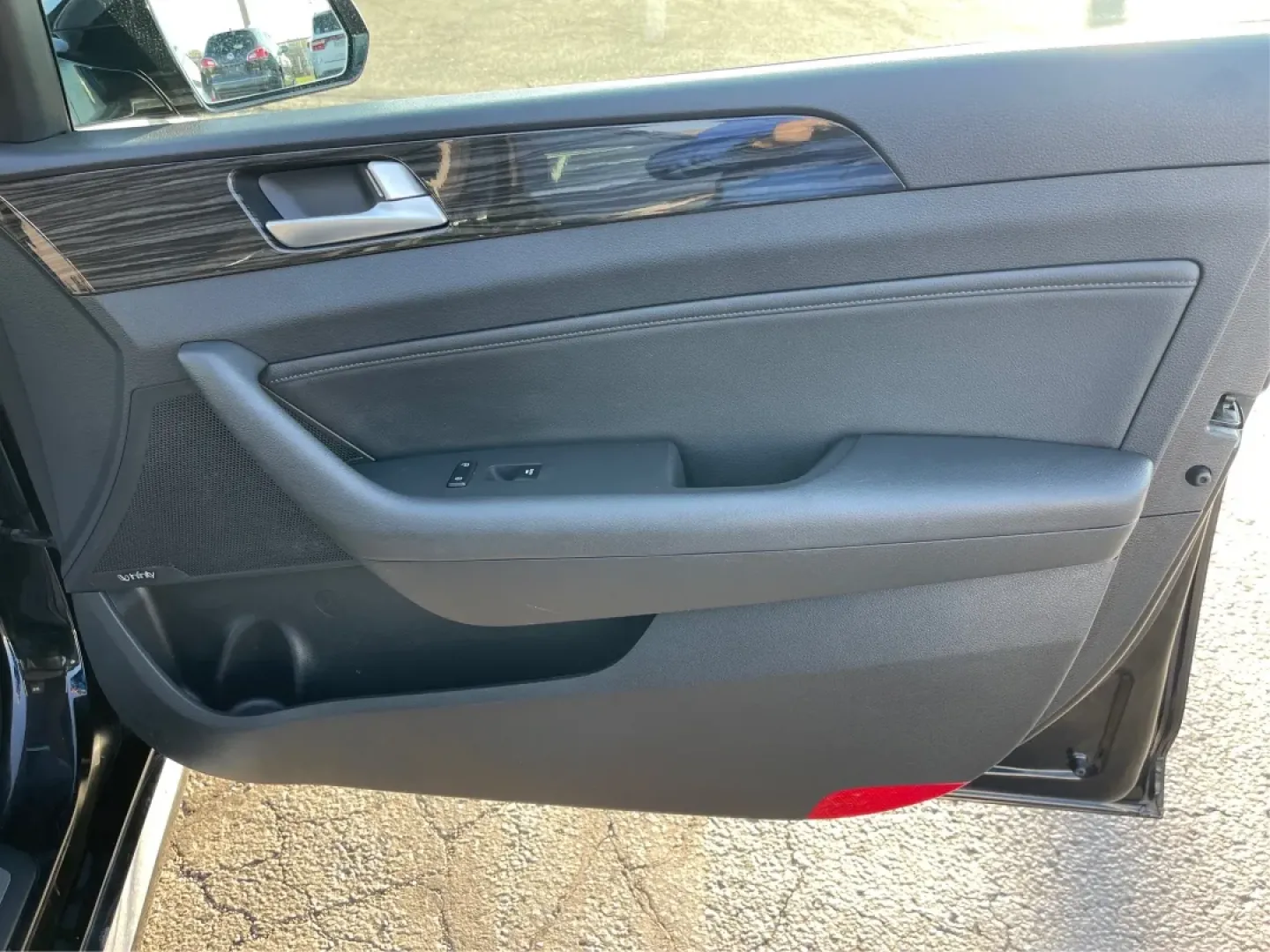 2015 Hyundai Sonata Limited (5NPE34AF7FH) with an 2.4L I-4 gasoline direct injection engine, located at 880 E. National Road, Vandalia, OH, 45377, (937) 908-9800, 39.891918, -84.183594 - **Unleash a New Lifestyle with the 2015 Hyundai Sonata Limited Your Perfect Sedan Awaits!**<br /> <br /> Are you ready to elevate your daily commute or weekend getaways? The 2015 Hyundai Sonata Limited, available at Advantage Car and Credit in Vandalia, OH, is designed with your lifestyle in mind. - Photo#20